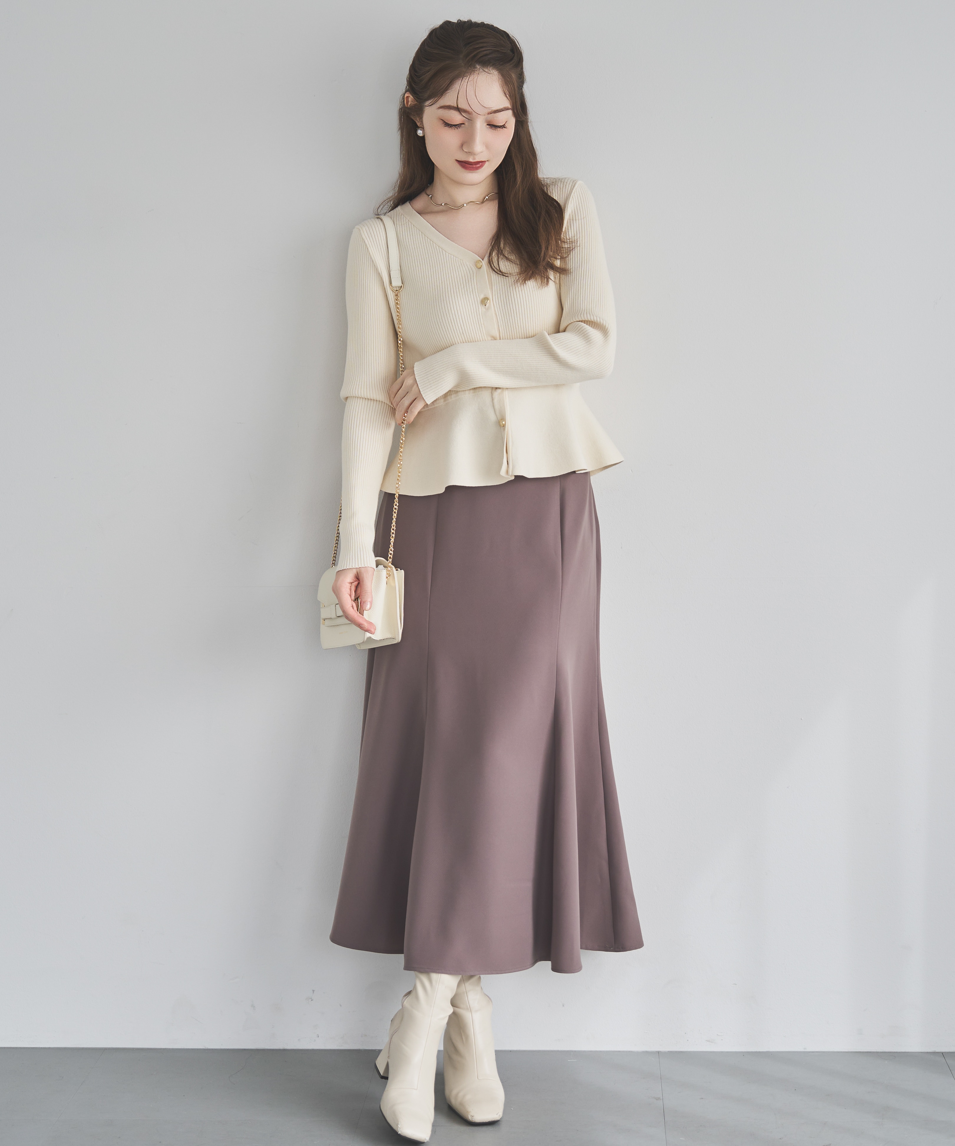 ペプラムリブ金ボタンニット