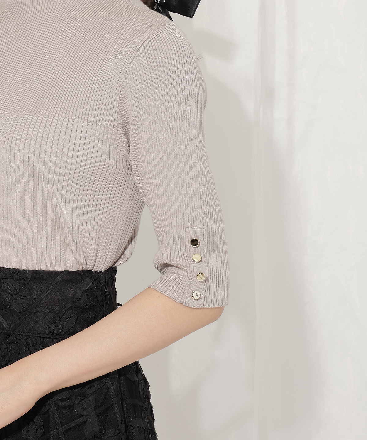 袖口ボタンボトルネックリブニット