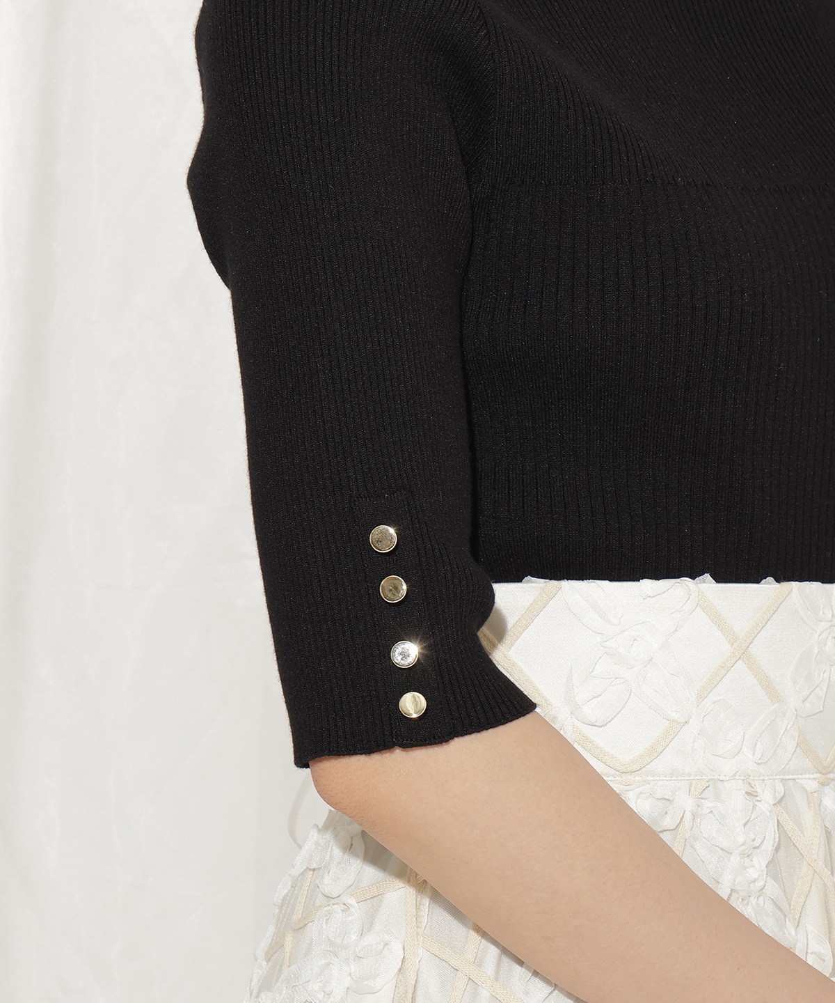 袖口ボタンボトルネックリブニット