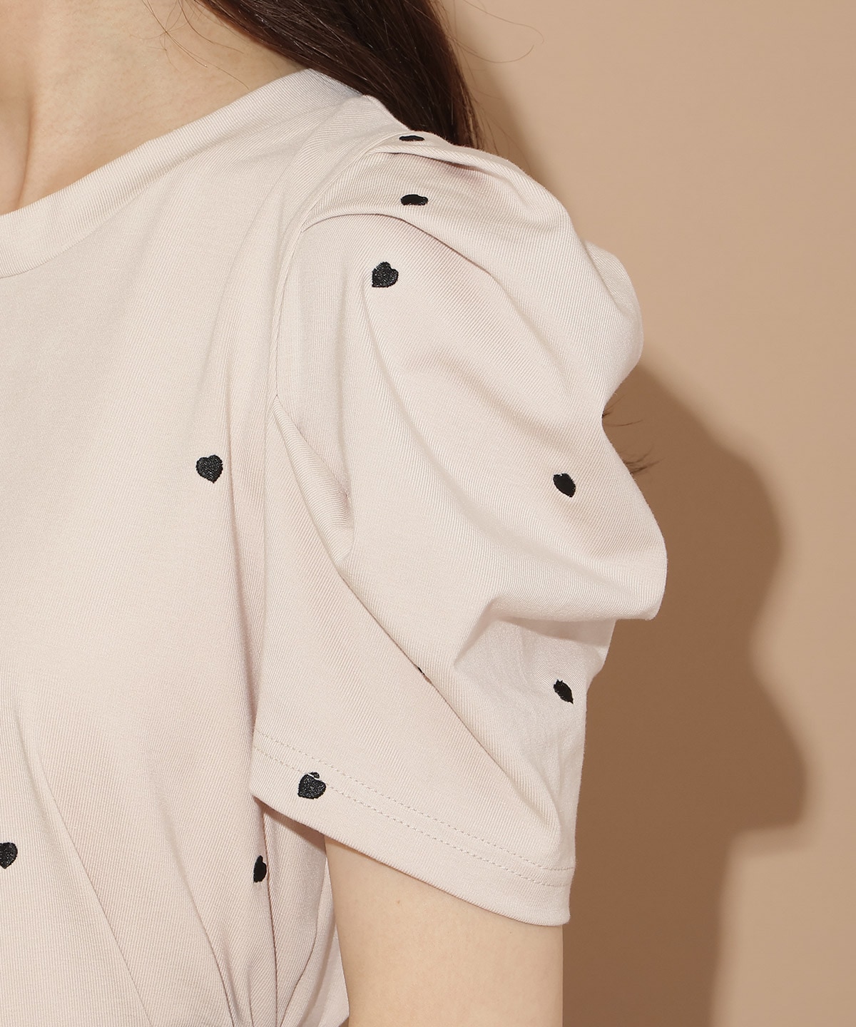 ハート刺繍タックスリーブTシャツ