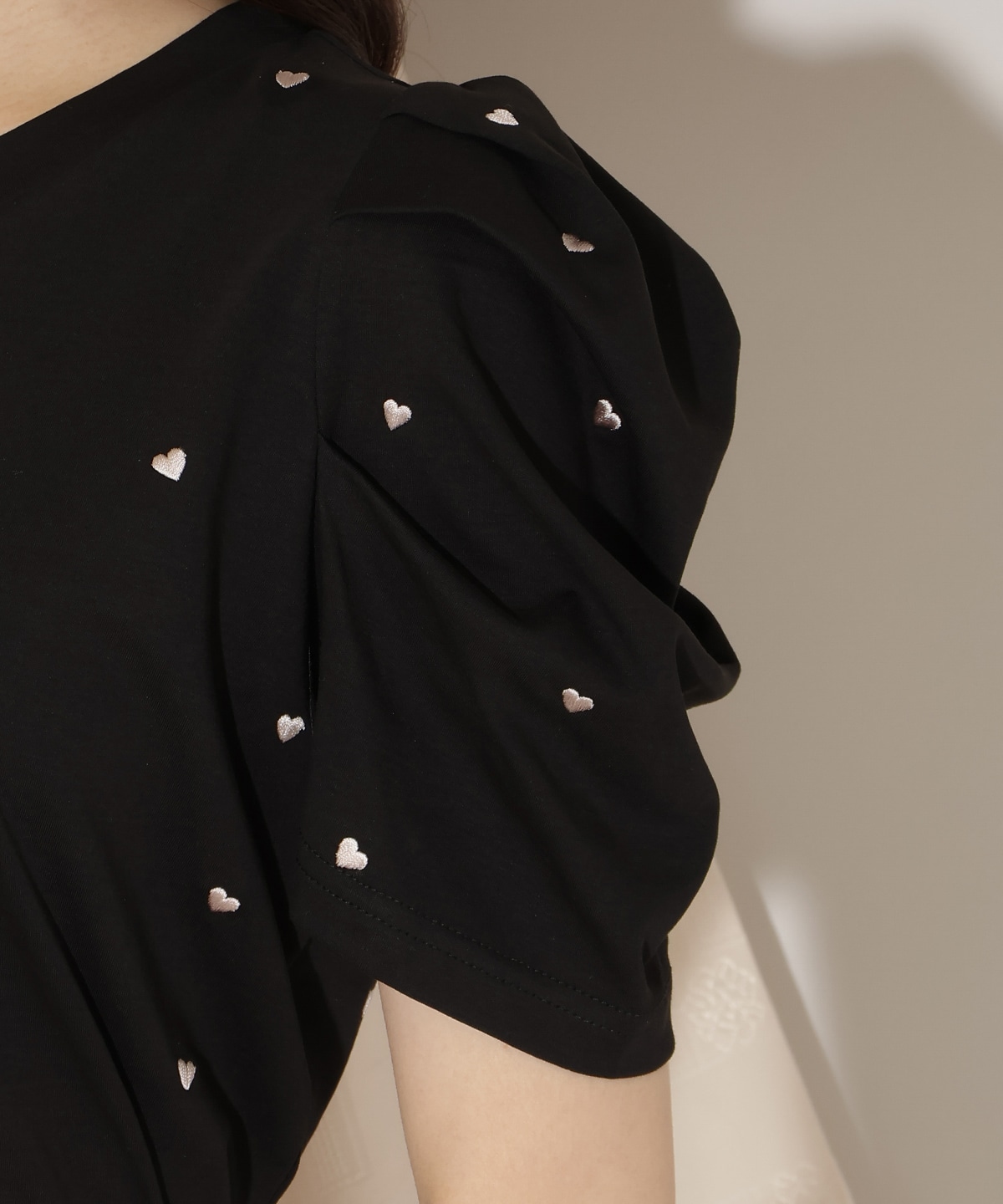 ハート刺繍タックスリーブTシャツ