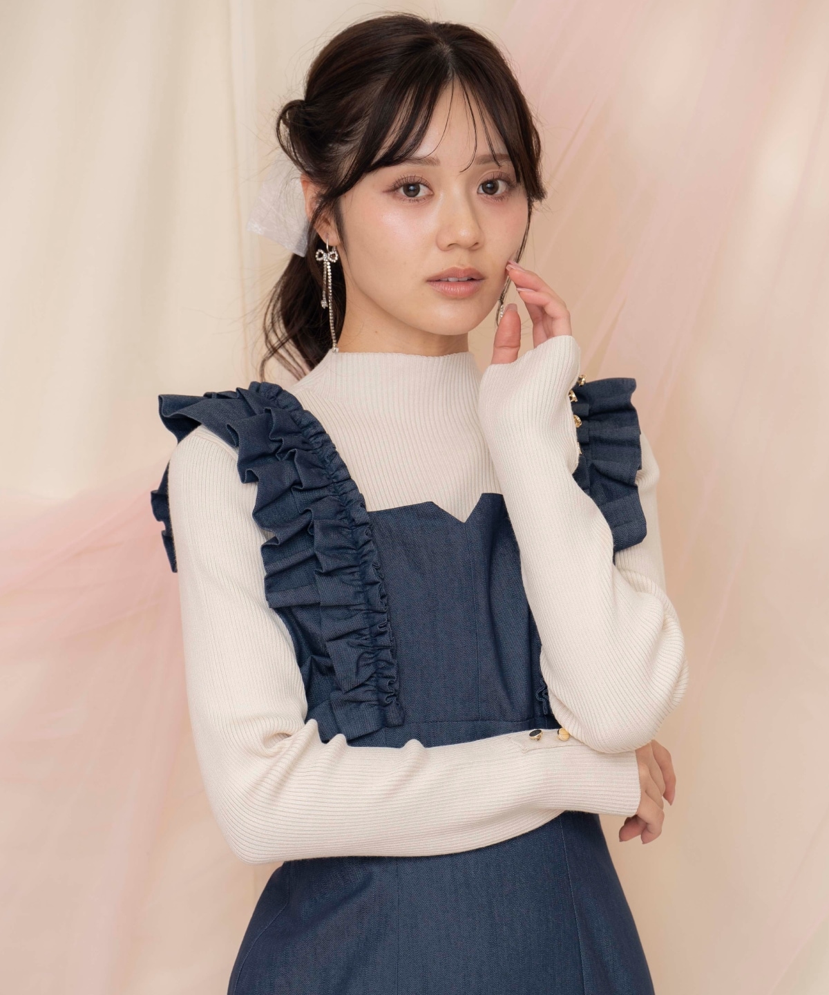 袖口ボタンボトルネックリブニット