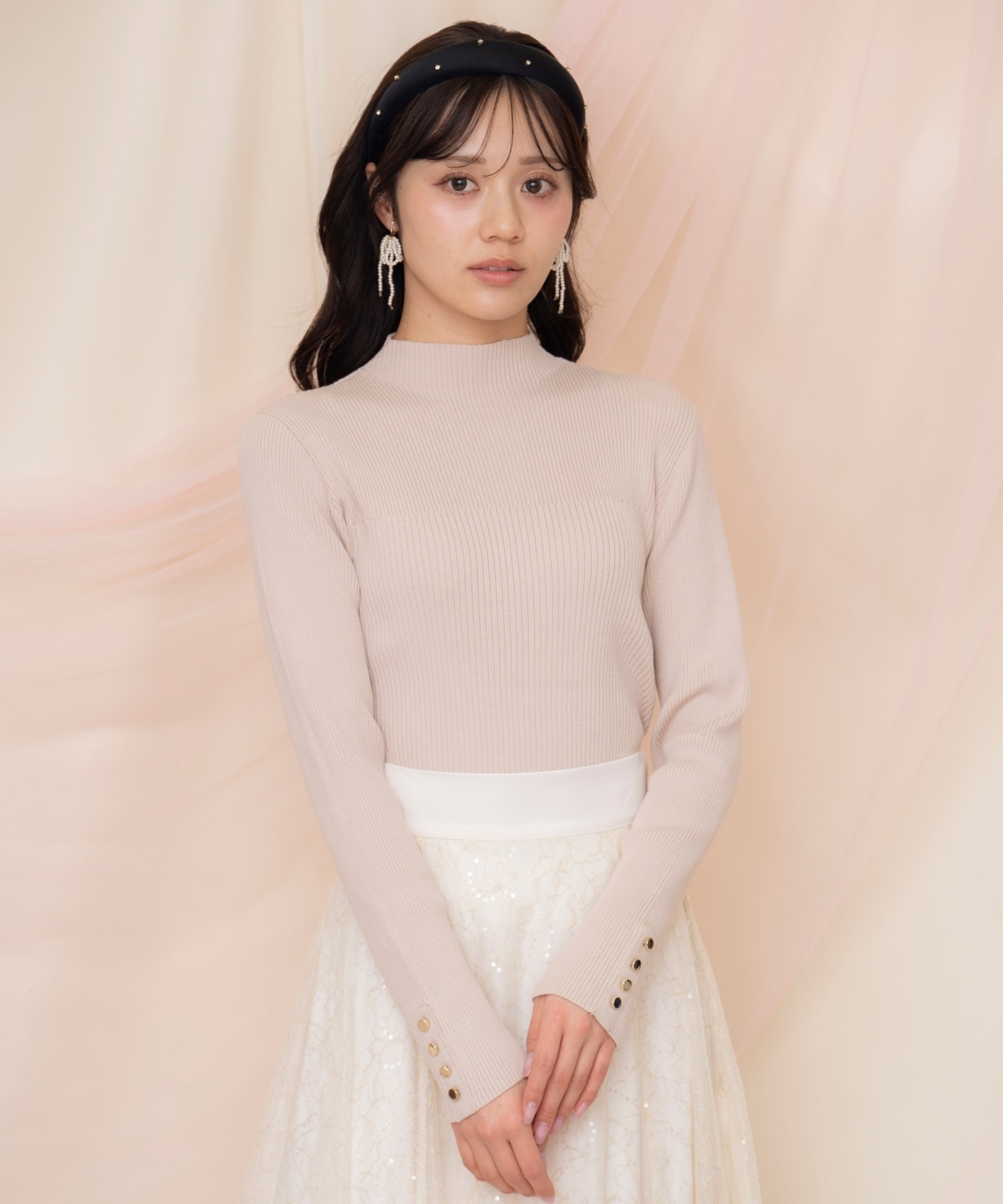 袖口ボタンボトルネックリブニット