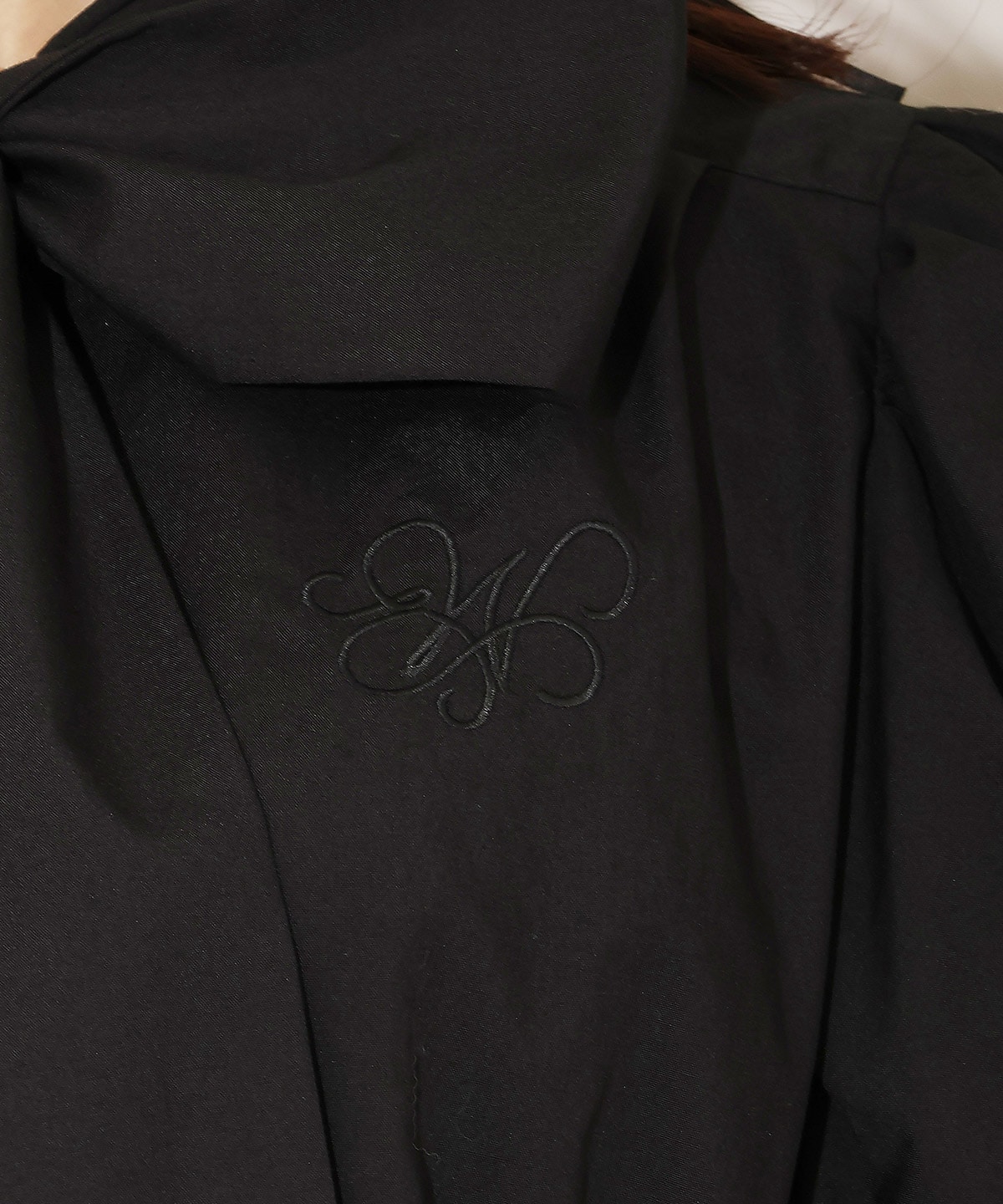 モノグラム刺しゅうリボンタイブラウス