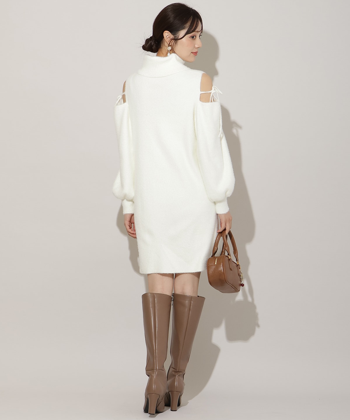 オープンショルダーラメフェザーニットワンピース