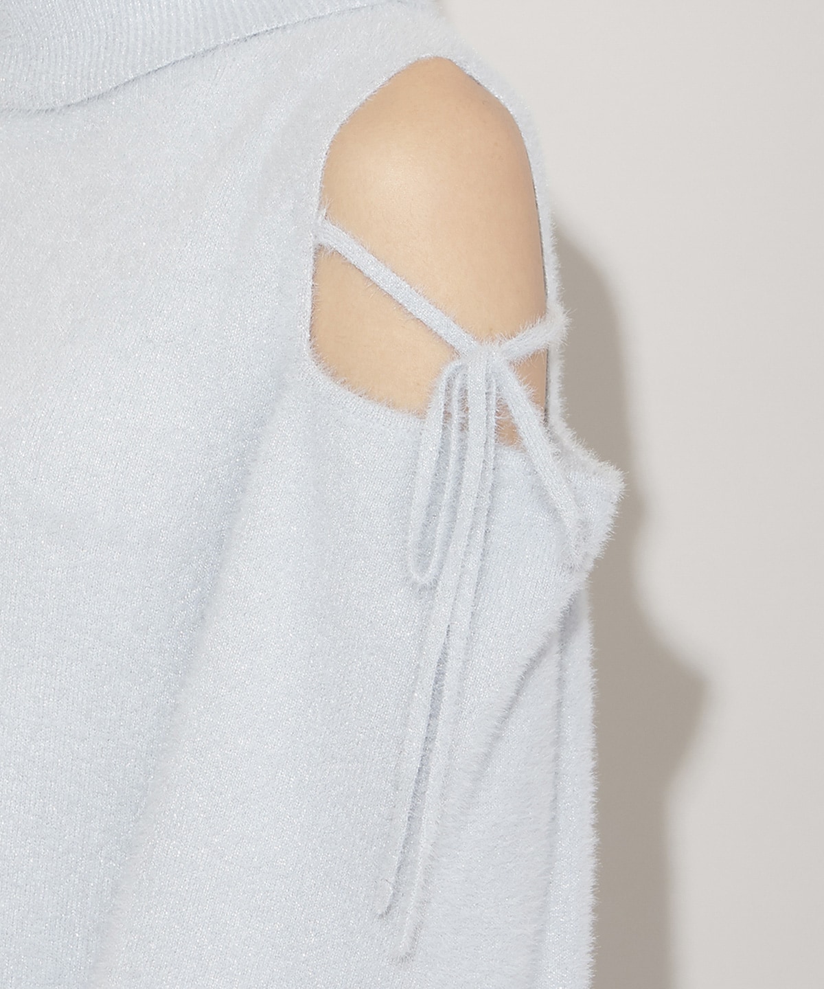 オープンショルダーラメフェザーニットワンピース