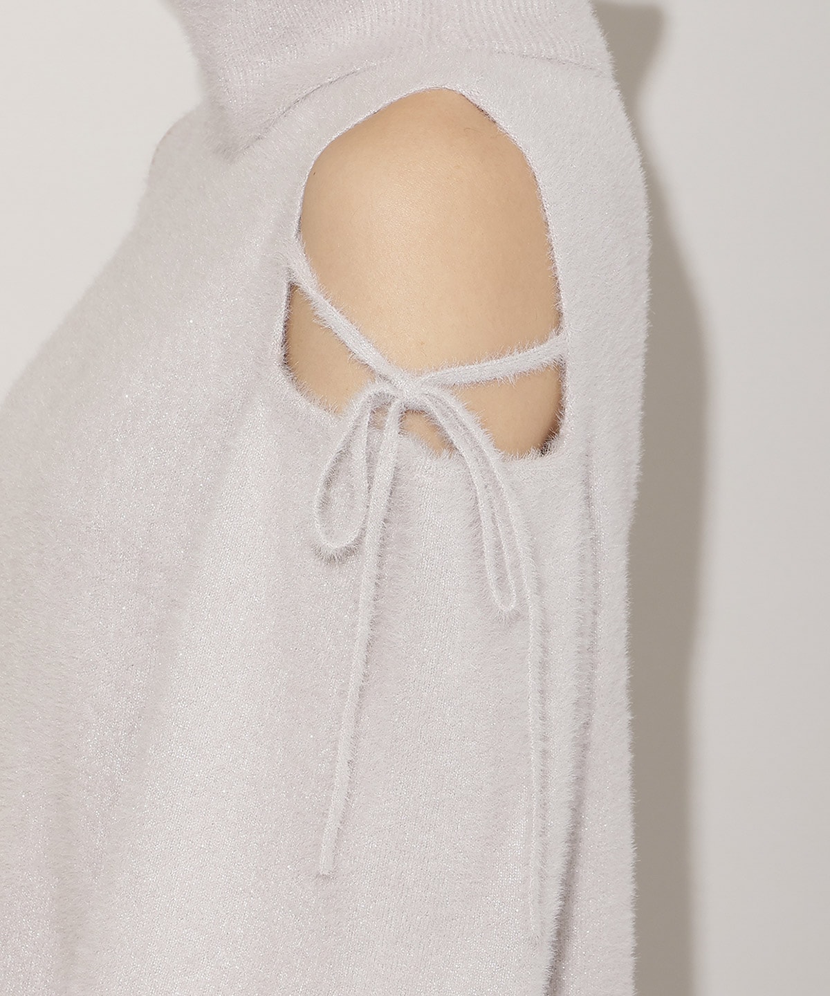 オープンショルダーラメフェザーニットワンピース