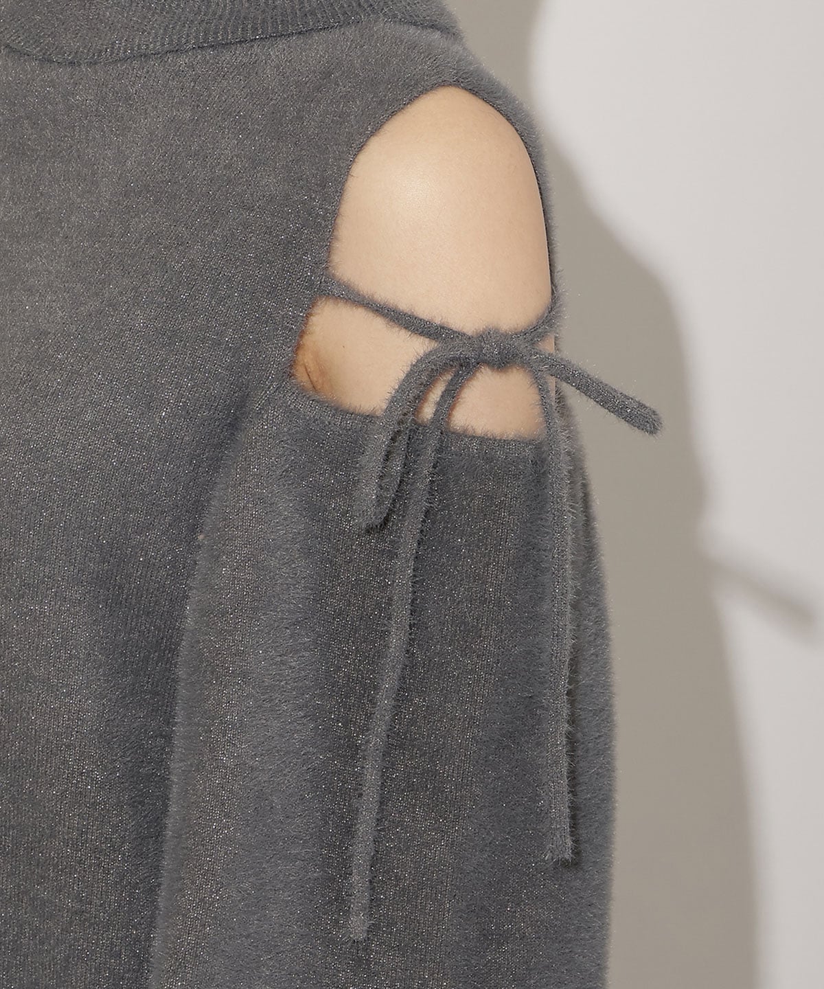 オープンショルダーラメフェザーニットワンピース