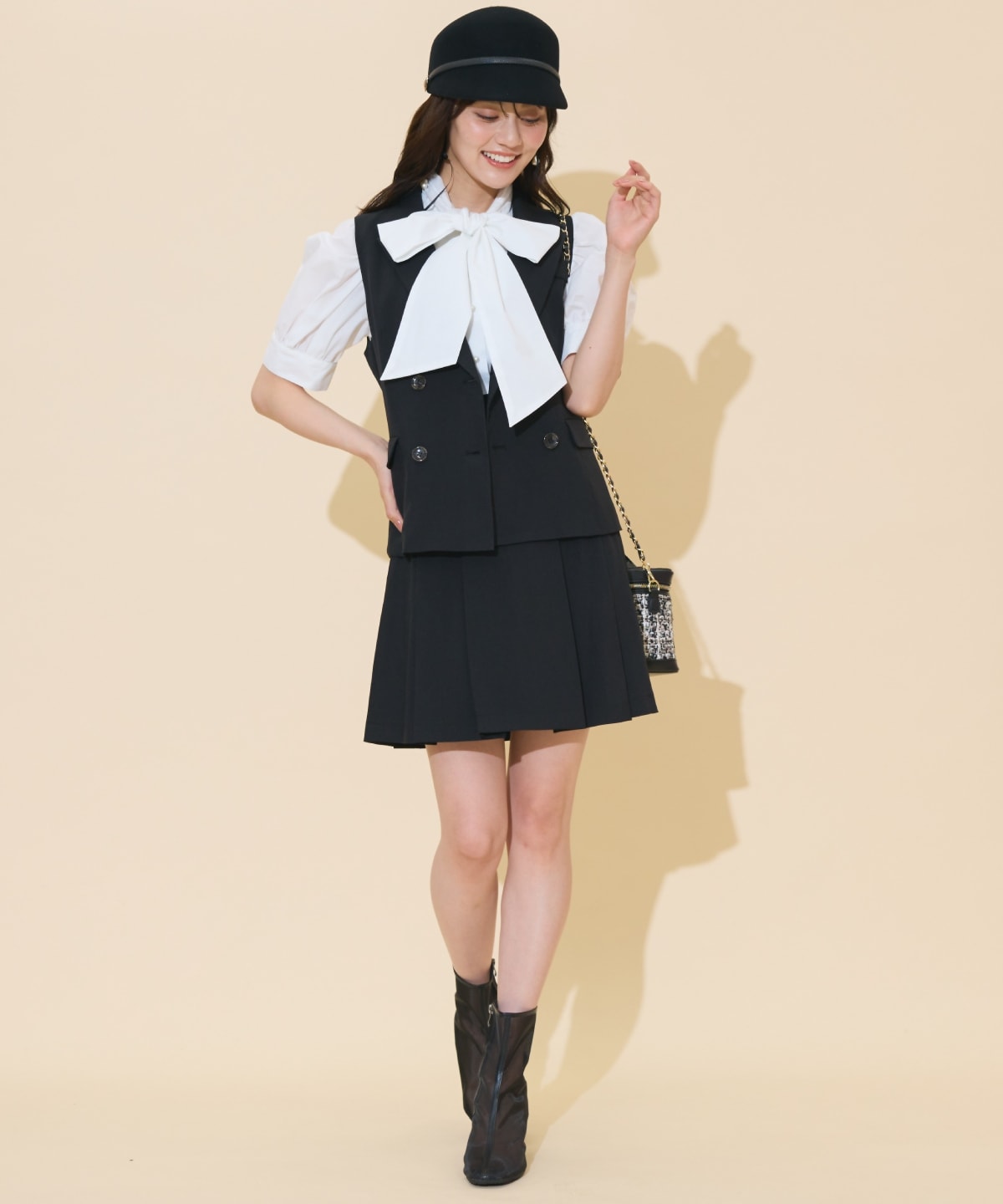 ダブルボタンショートジレ