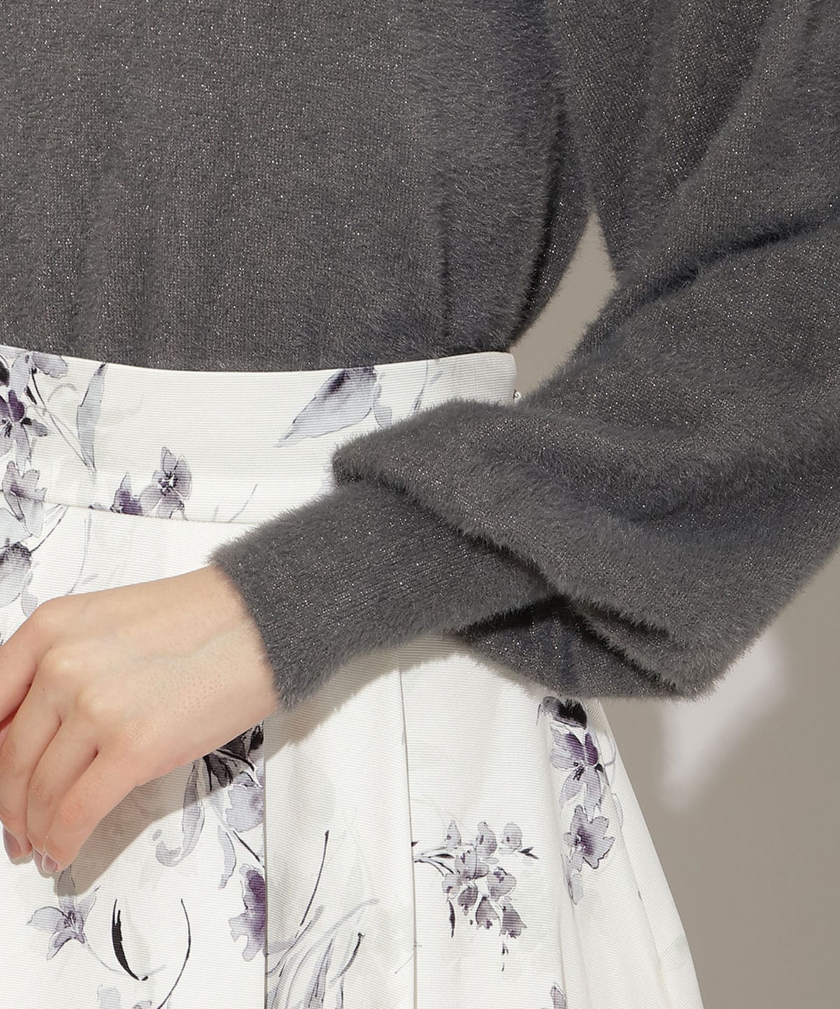 ショルダースリットフェザープルオーバー