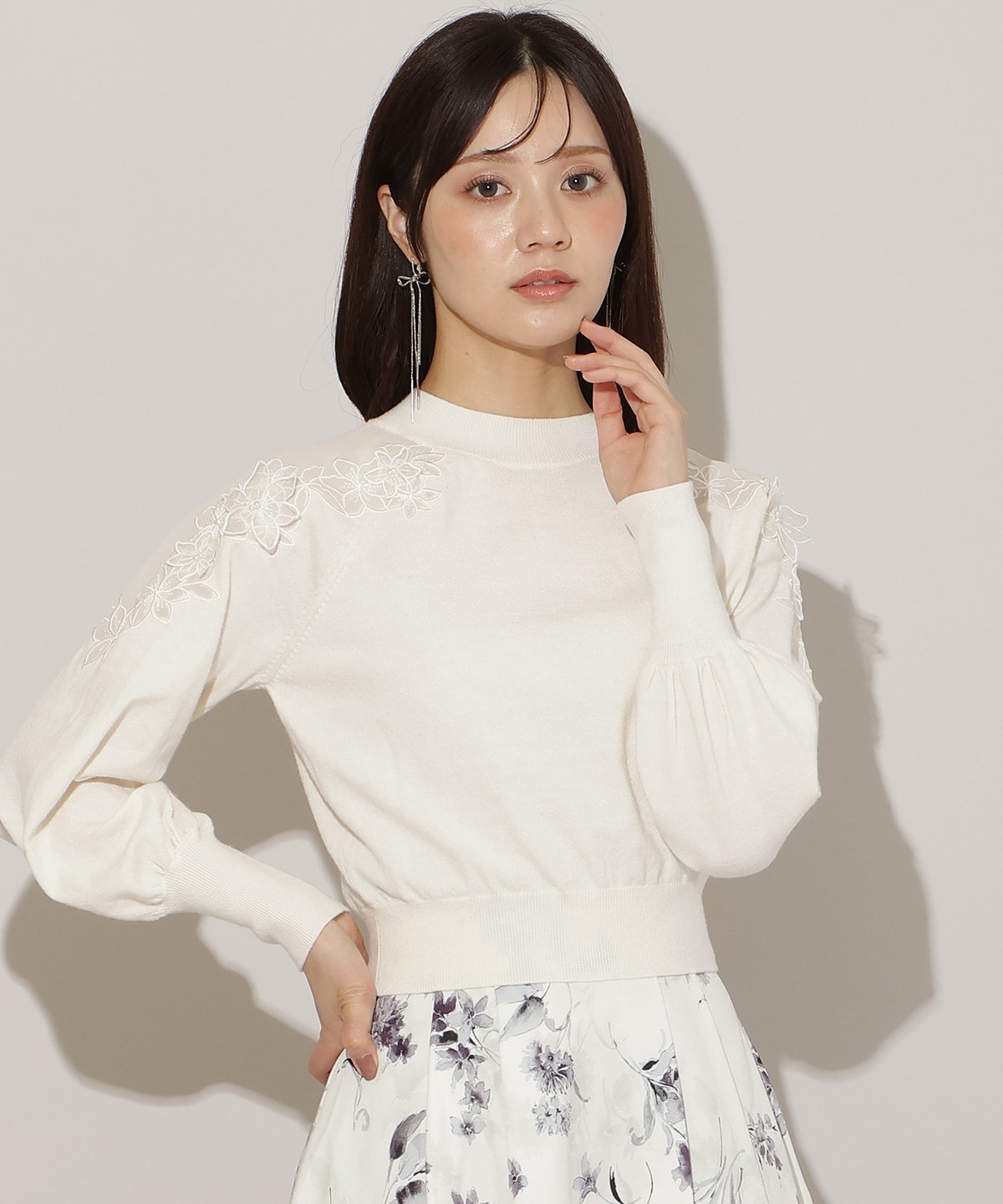 ショルダーエンブロイダリーニット