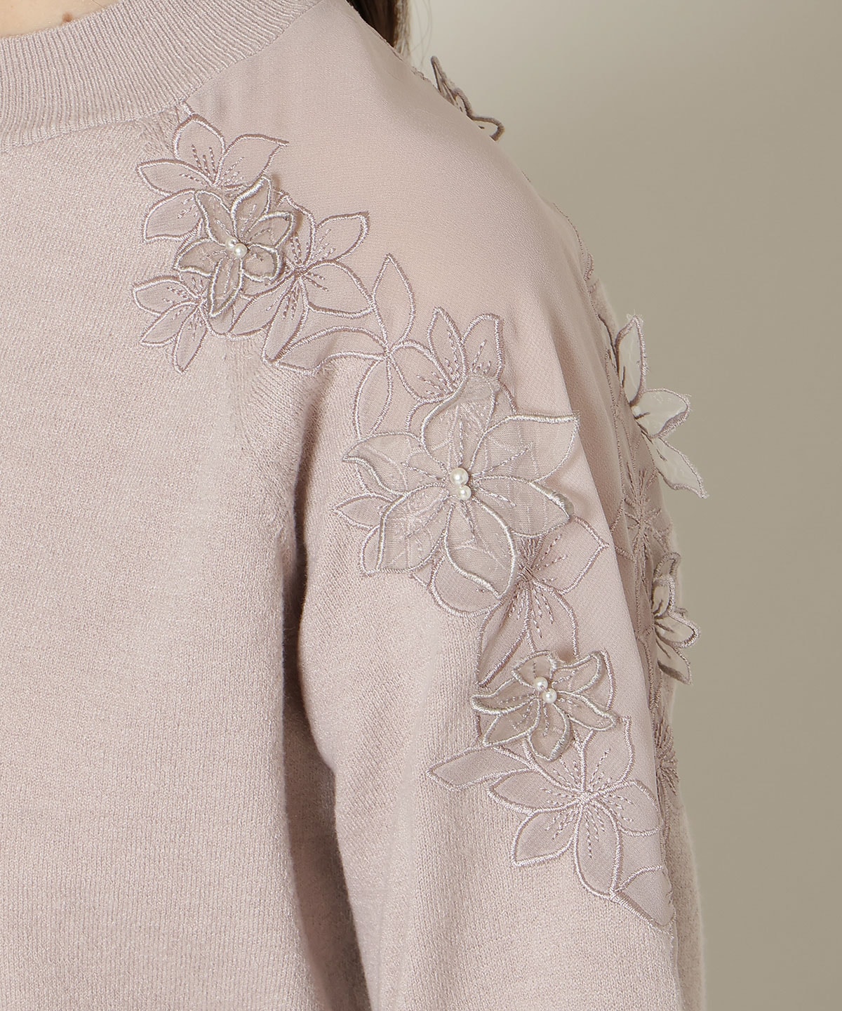 ショルダーエンブロイダリーニット