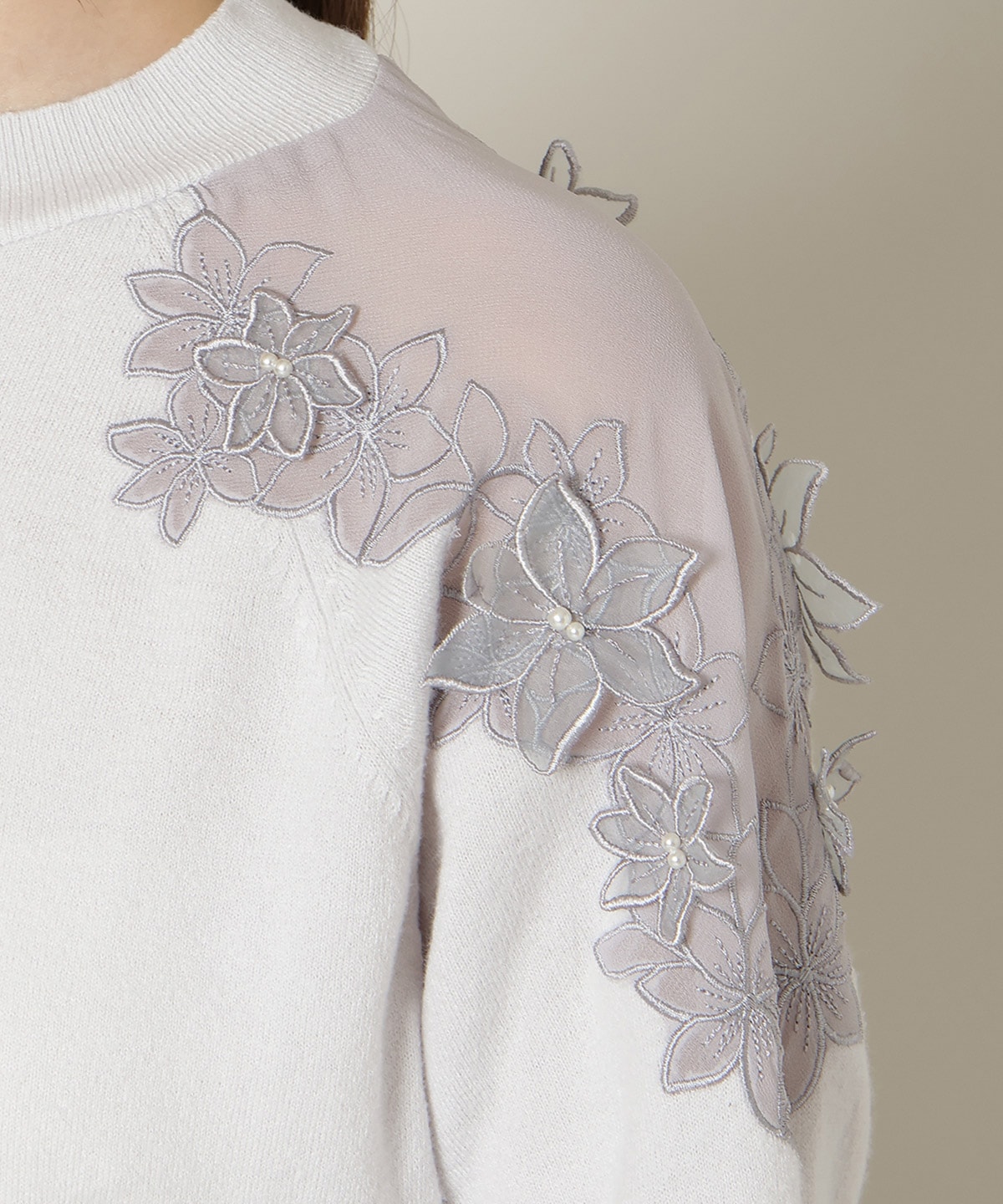 ショルダーエンブロイダリーニット