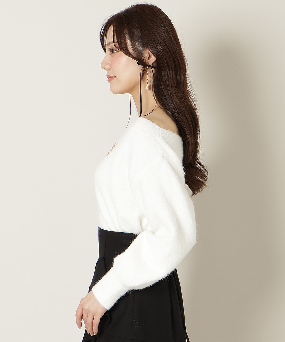 ブローチ付きオフショルニット