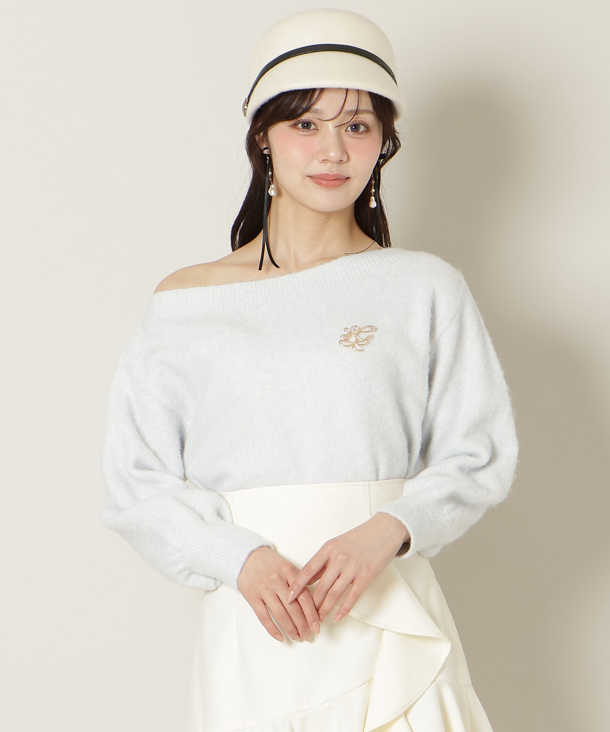 ブローチ付きオフショルニット