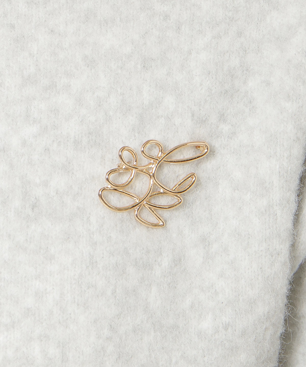 ブローチ付きオフショルニット