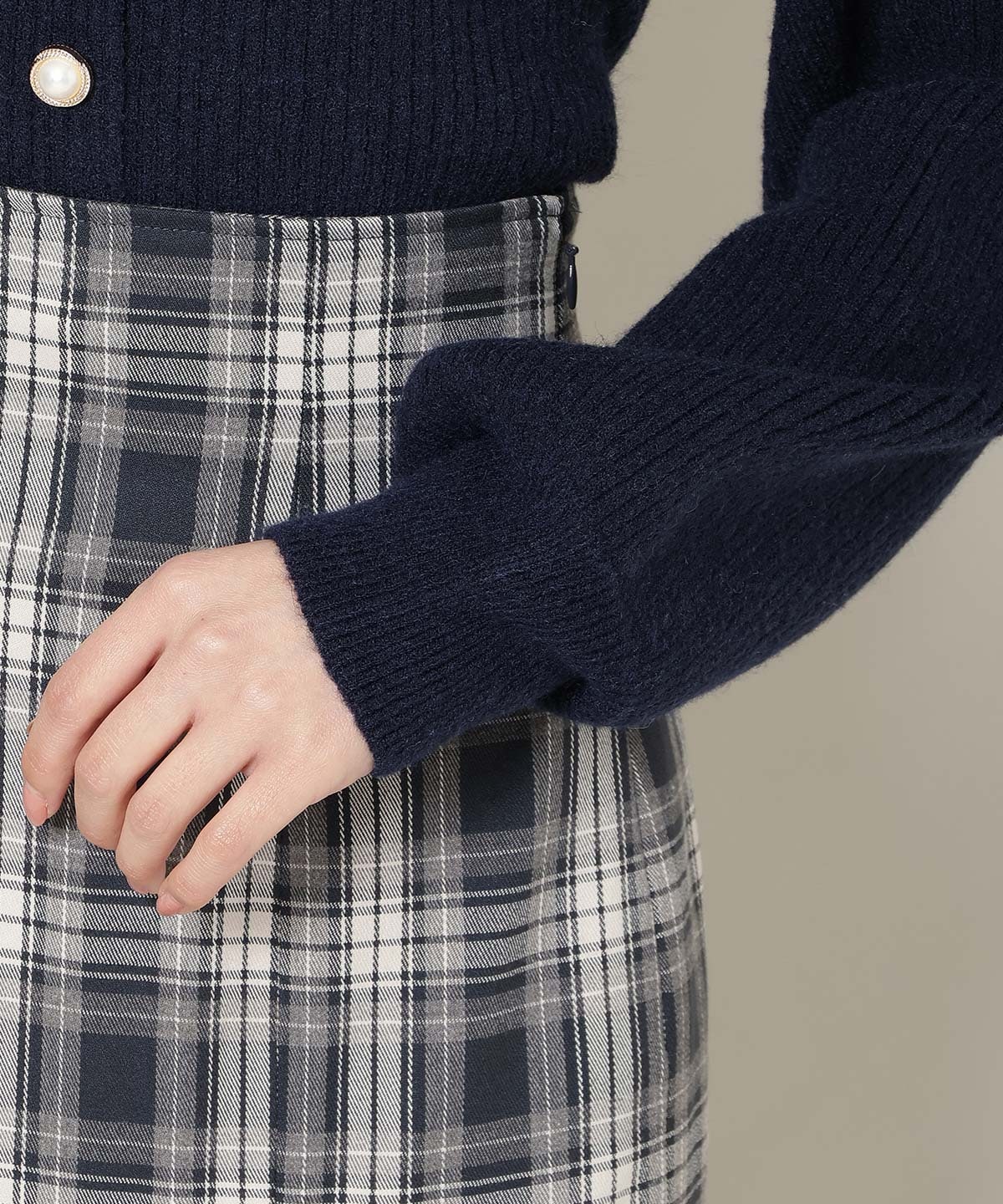 Vネックチョーカーリブニット