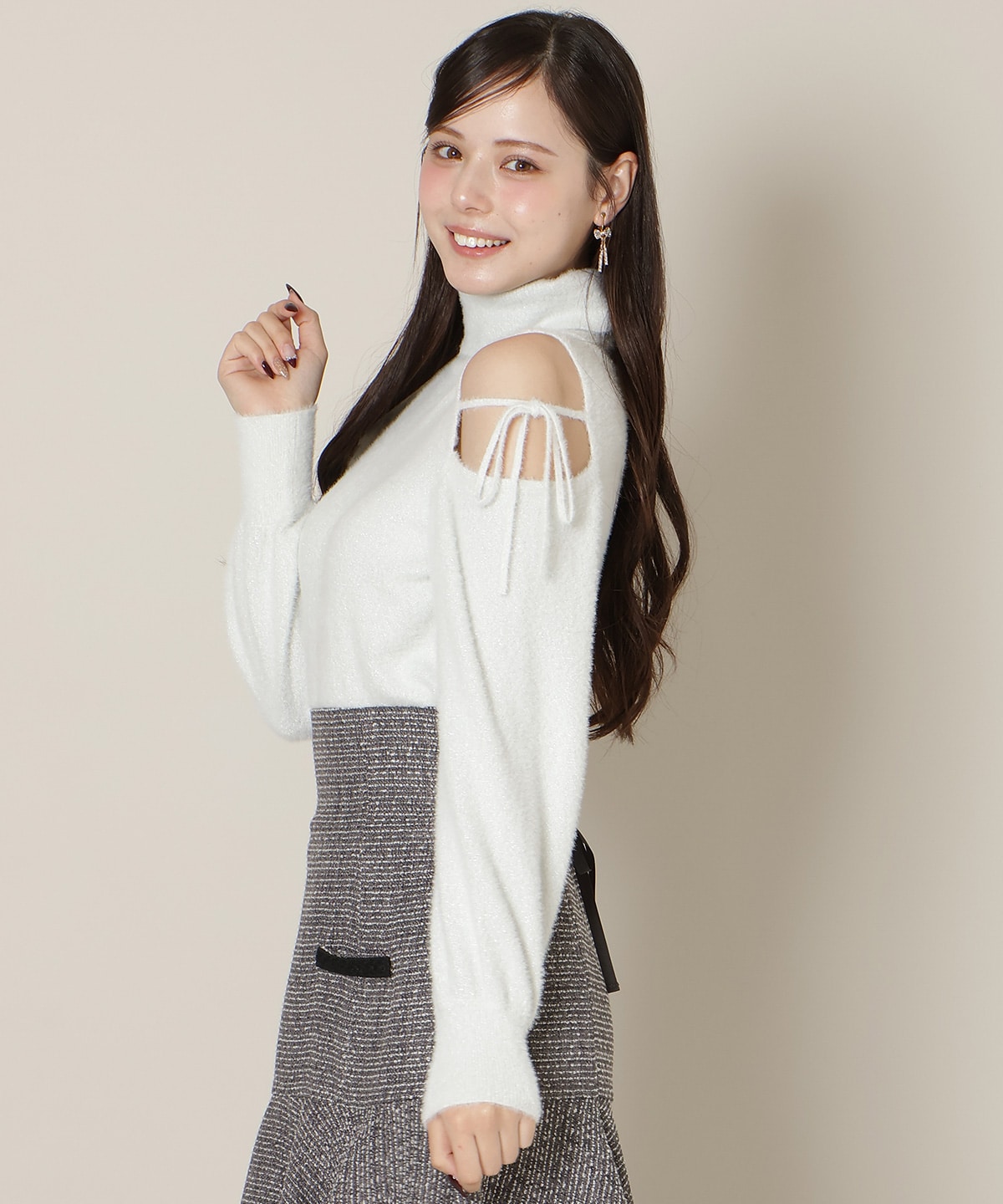 【1/1(thu)10時発売 New Year's Item】オープンショルダーラメフェザーニット