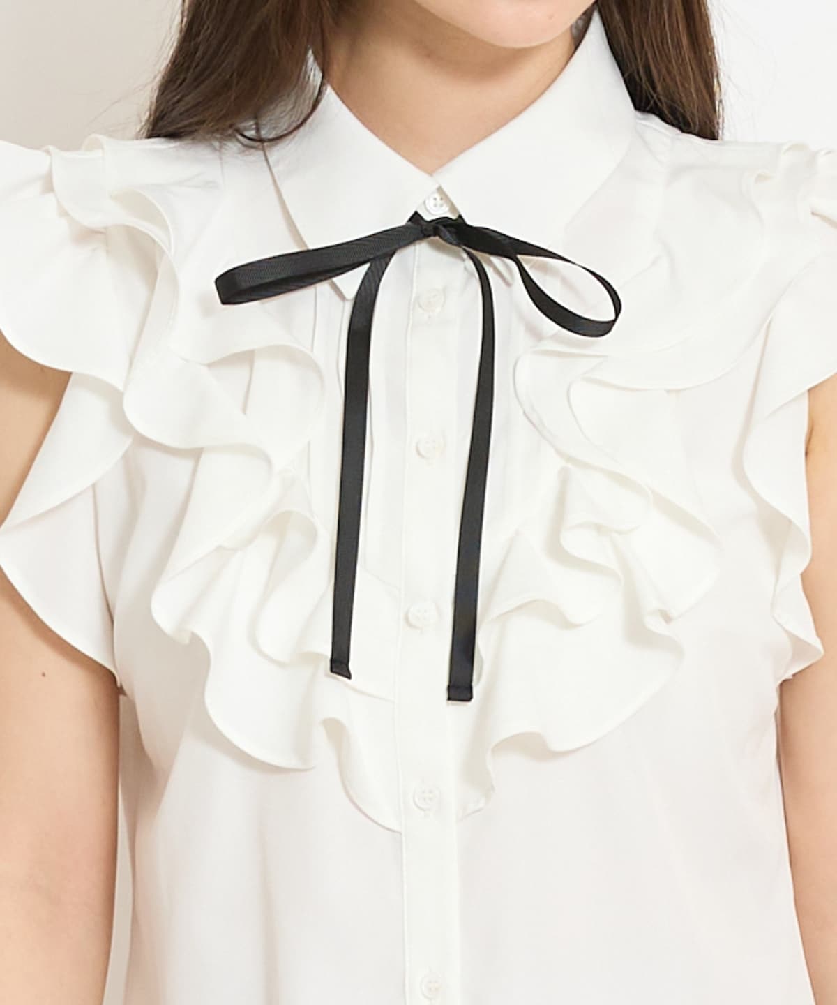 ラッフルフリルノースリーブブラウス