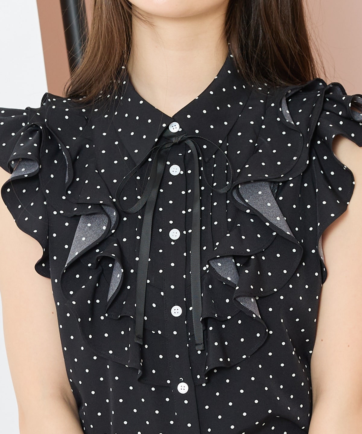 ラッフルフリルノースリーブブラウス