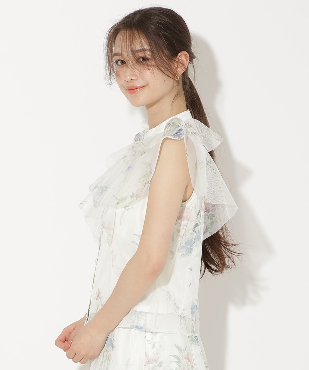 フラワーメッシュラッフルブラウス