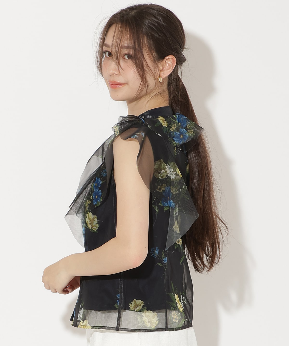 フラワーメッシュラッフルブラウス