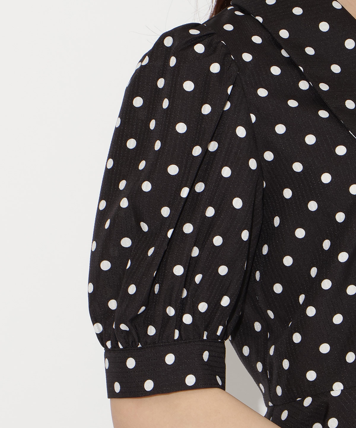 パフスリーブドットブラウス