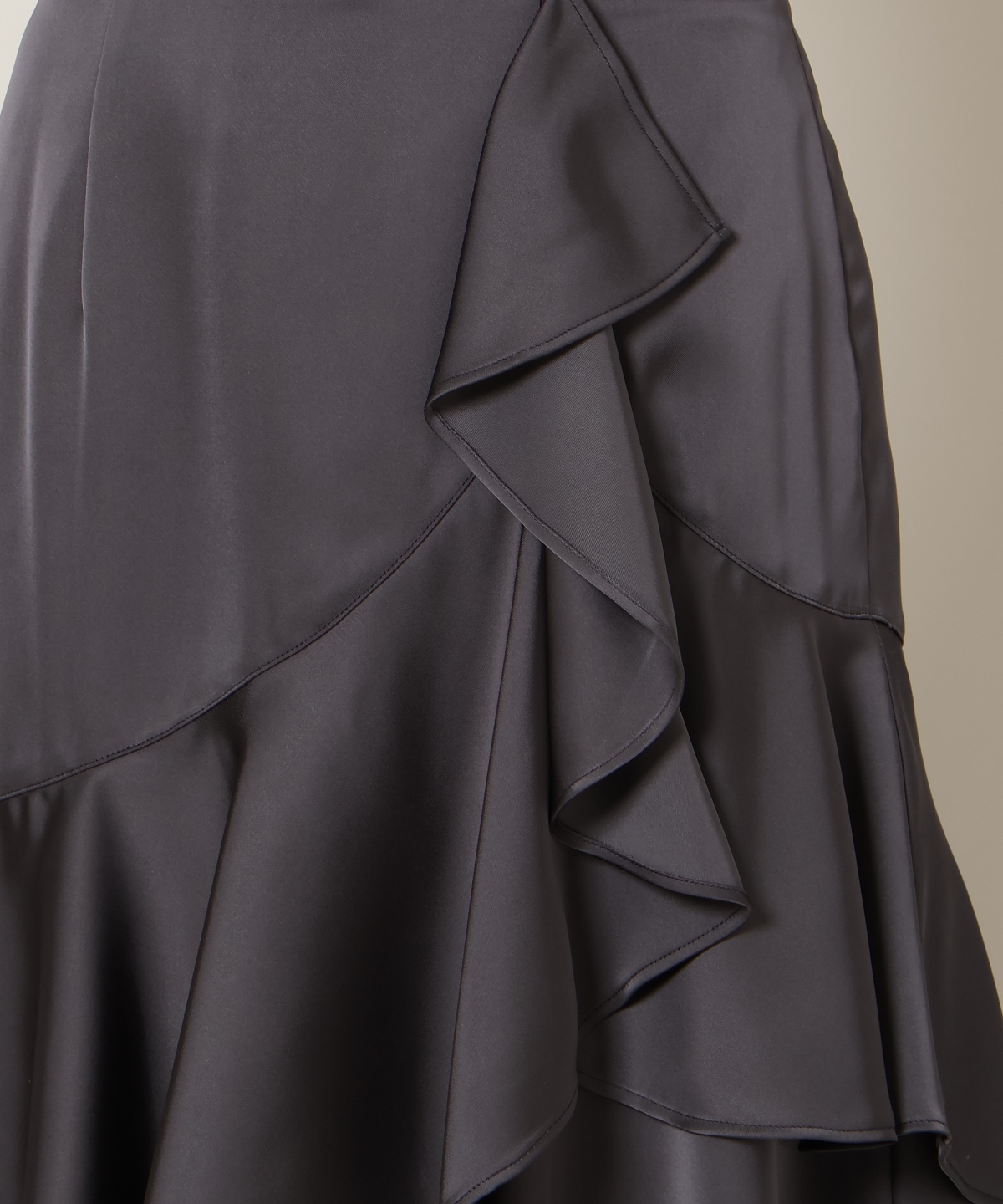 アシメラッフルサテンスカート