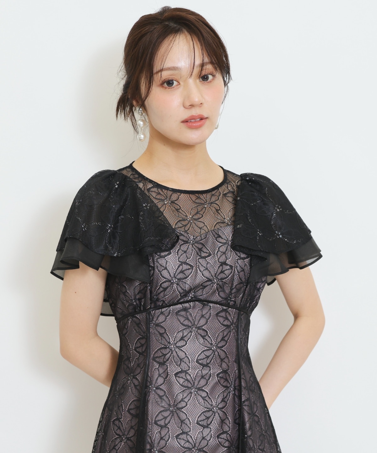 ラッフルスリーブレースドレス
