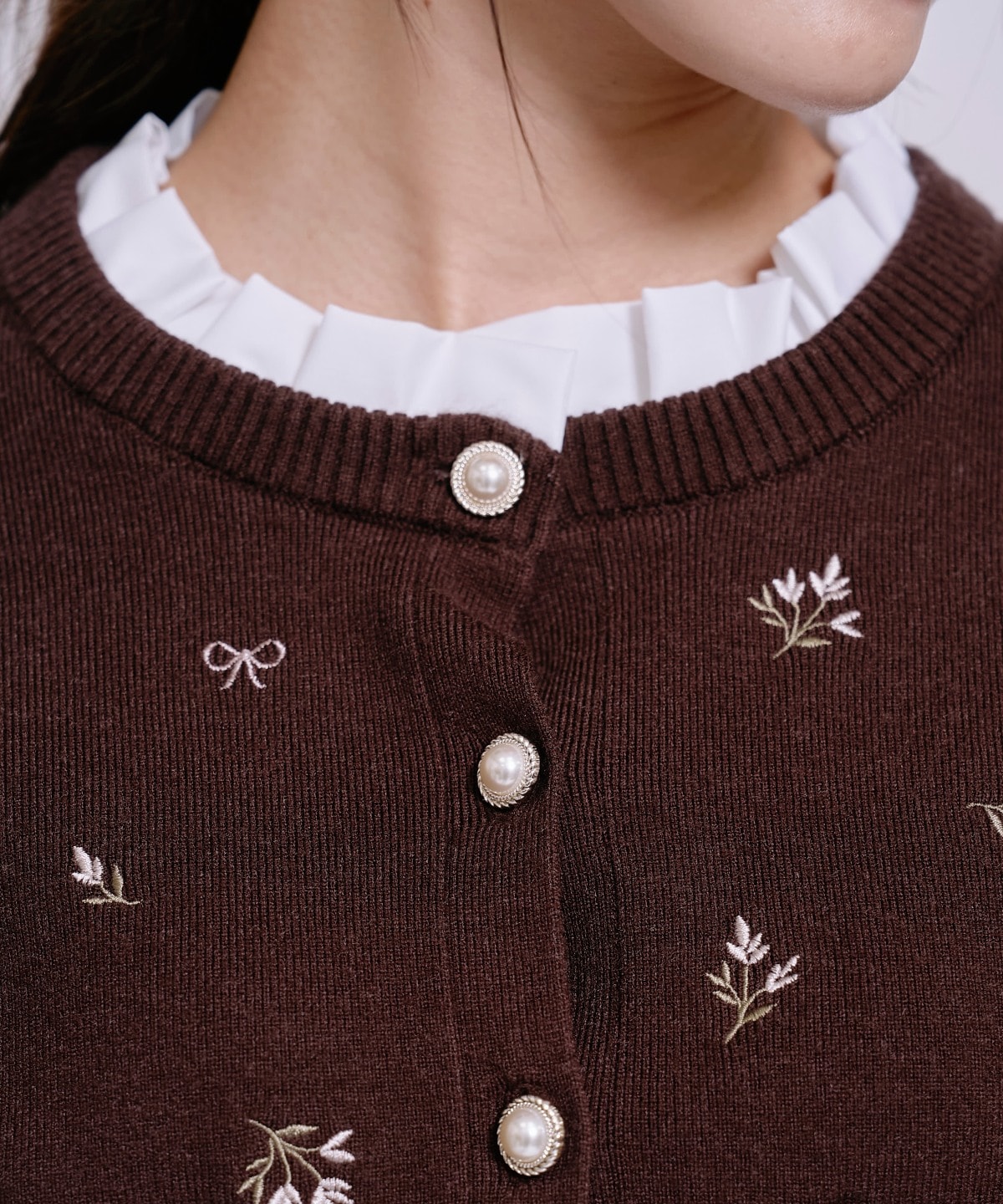 モチーフ刺繍フリルカラーカーディガン