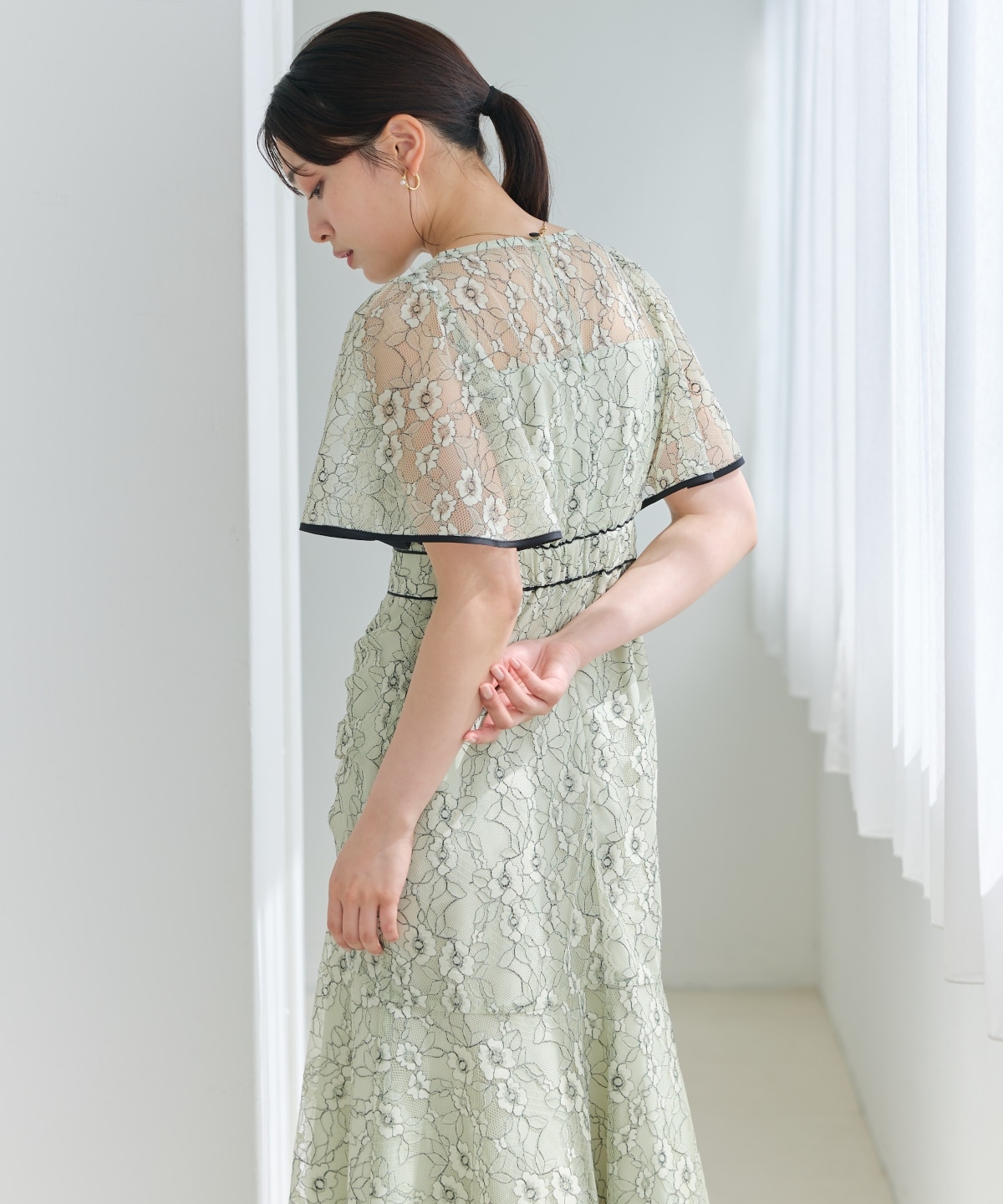 アシメギャザーパイピングレースドレス