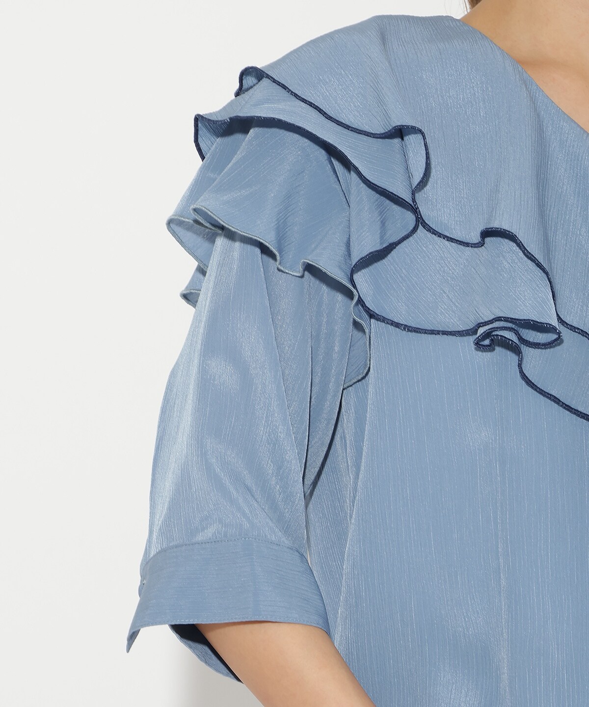 ラッフルハーフスリーブブラウス