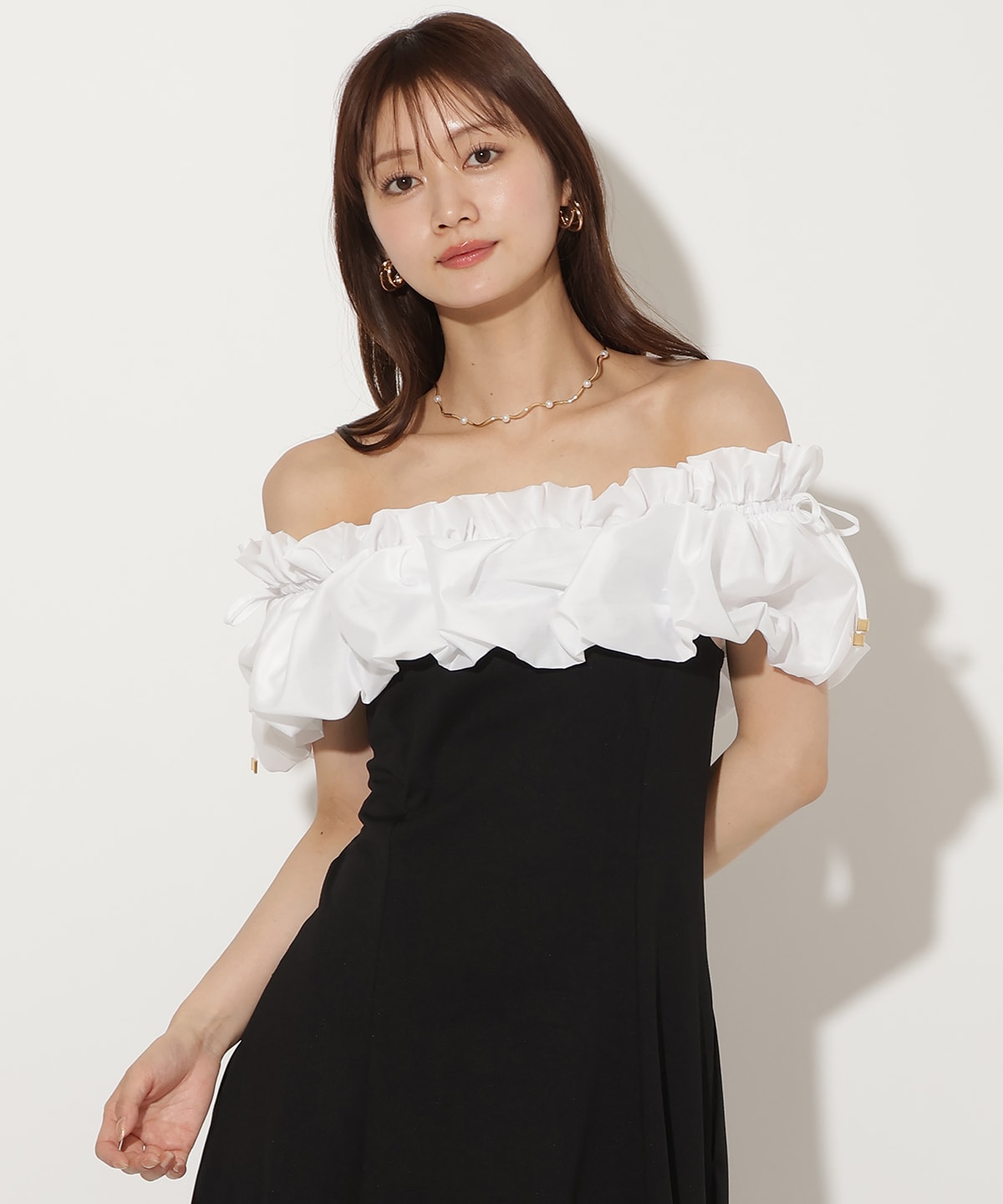 【先行予約受付中】オフショルフリルカットワンピース