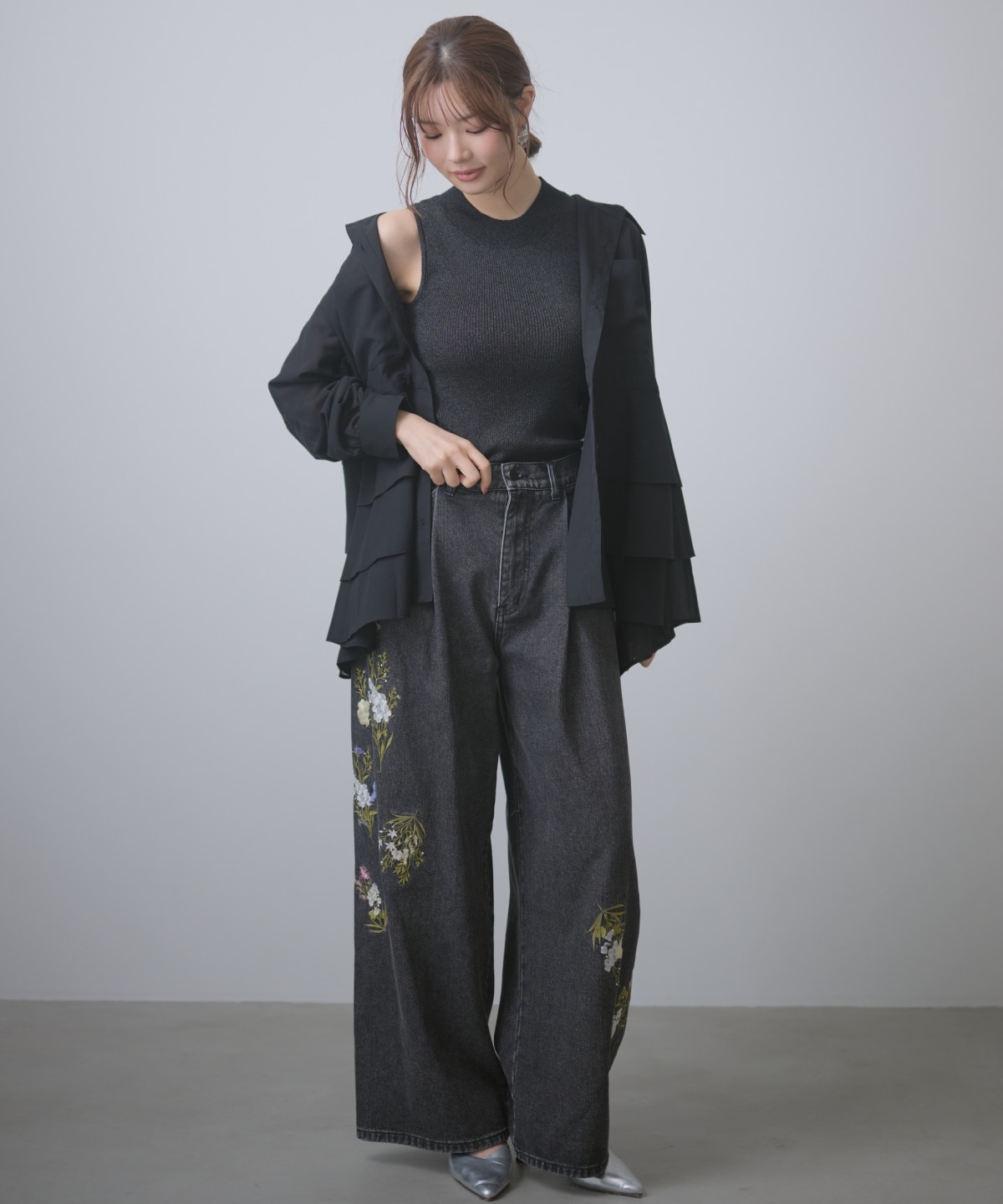 【先行予約受付中】ビジュー付き刺繍デニムパンツ