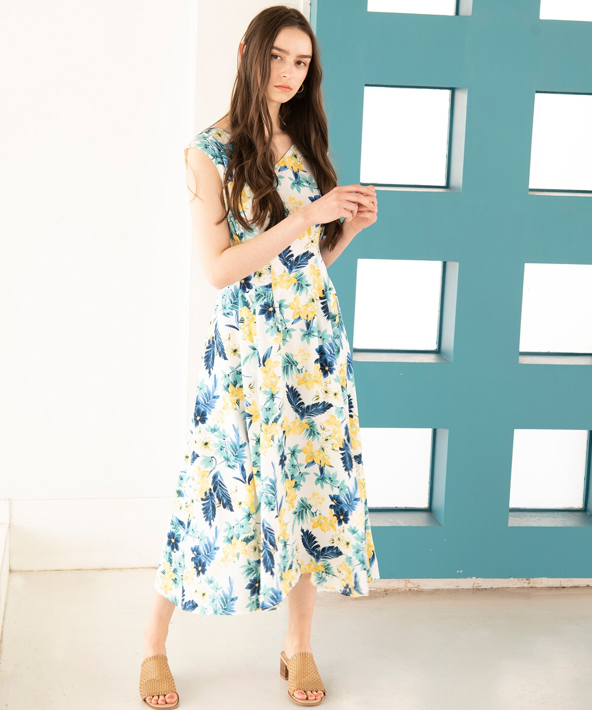 トロピカルプリントタックフレアワンピース M 白系花柄 And Couture 公式オンラインショップ バーンデストローズ