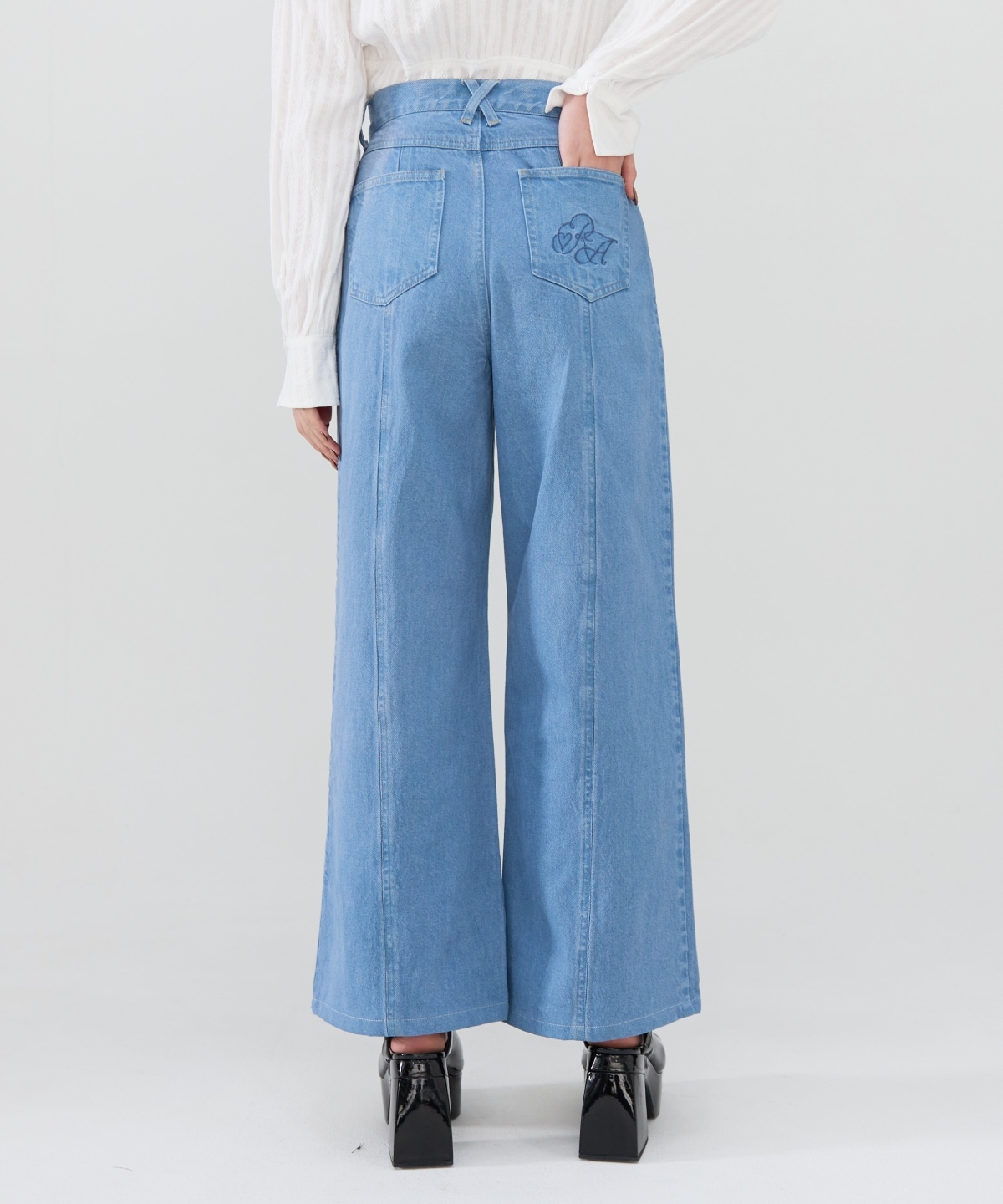 ロゴ刺繍タックデニムパンツ