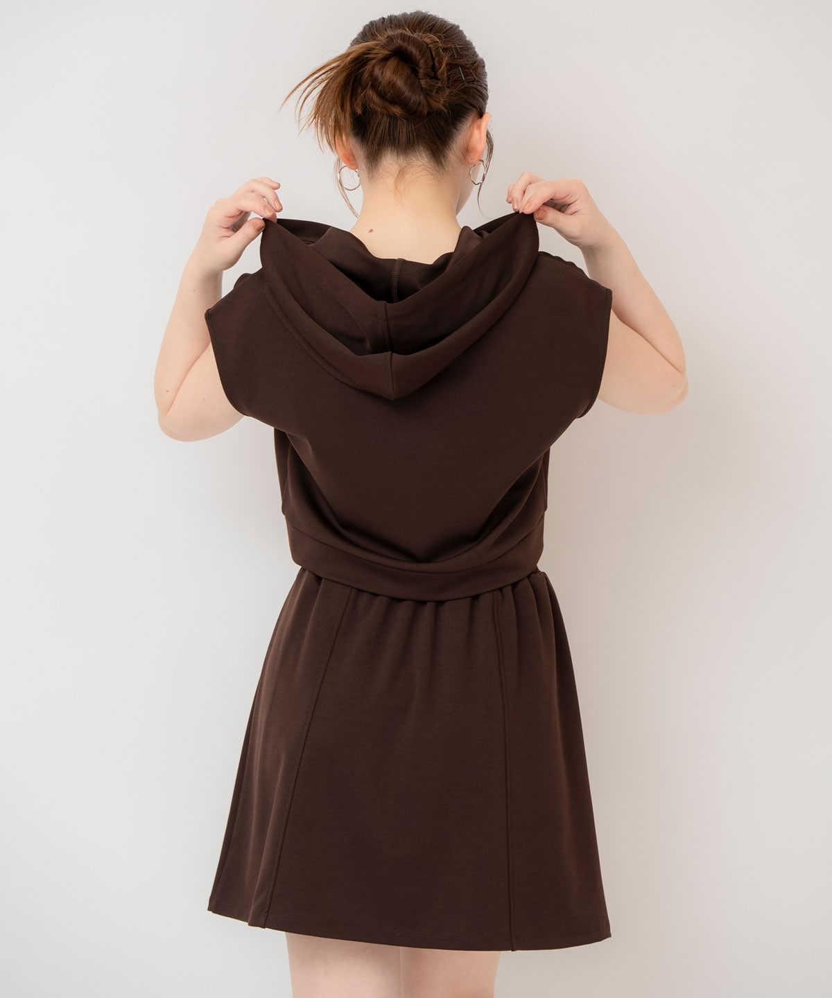 エンブレム刺繍フーディー×フレアスカートセットアップ