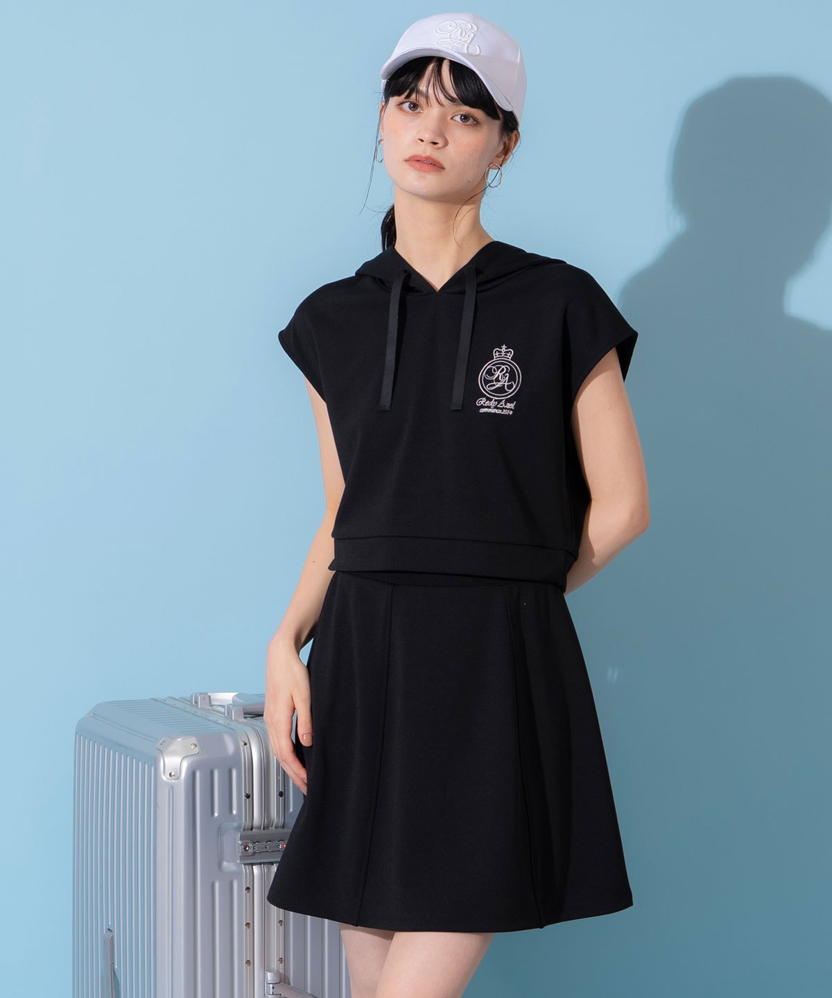 エンブレム刺繍フーディー×フレアスカートセットアップ