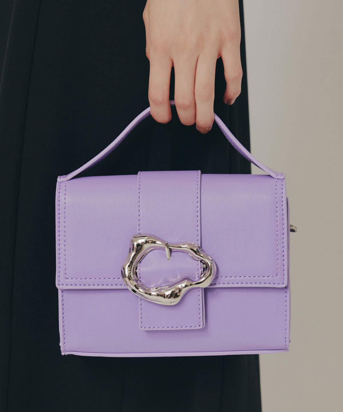 バックルデザインロゴストラップミニバッグ