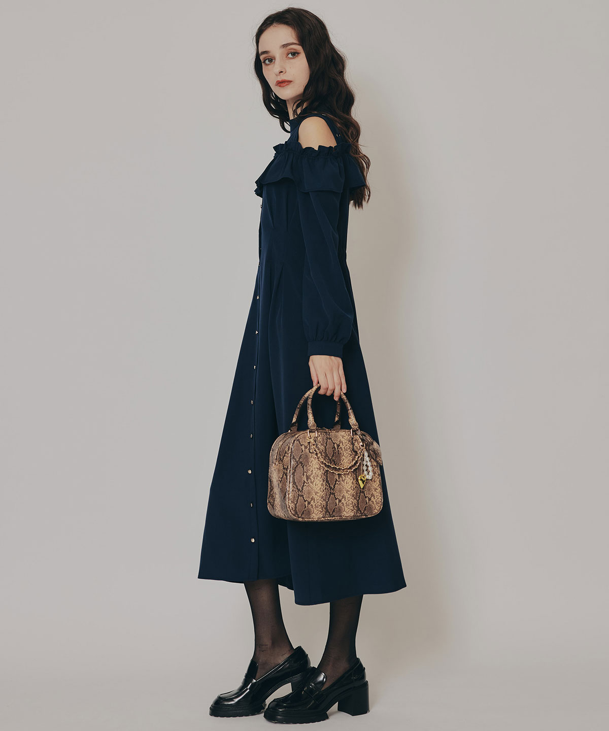 オープンショルダーフリルワンピース