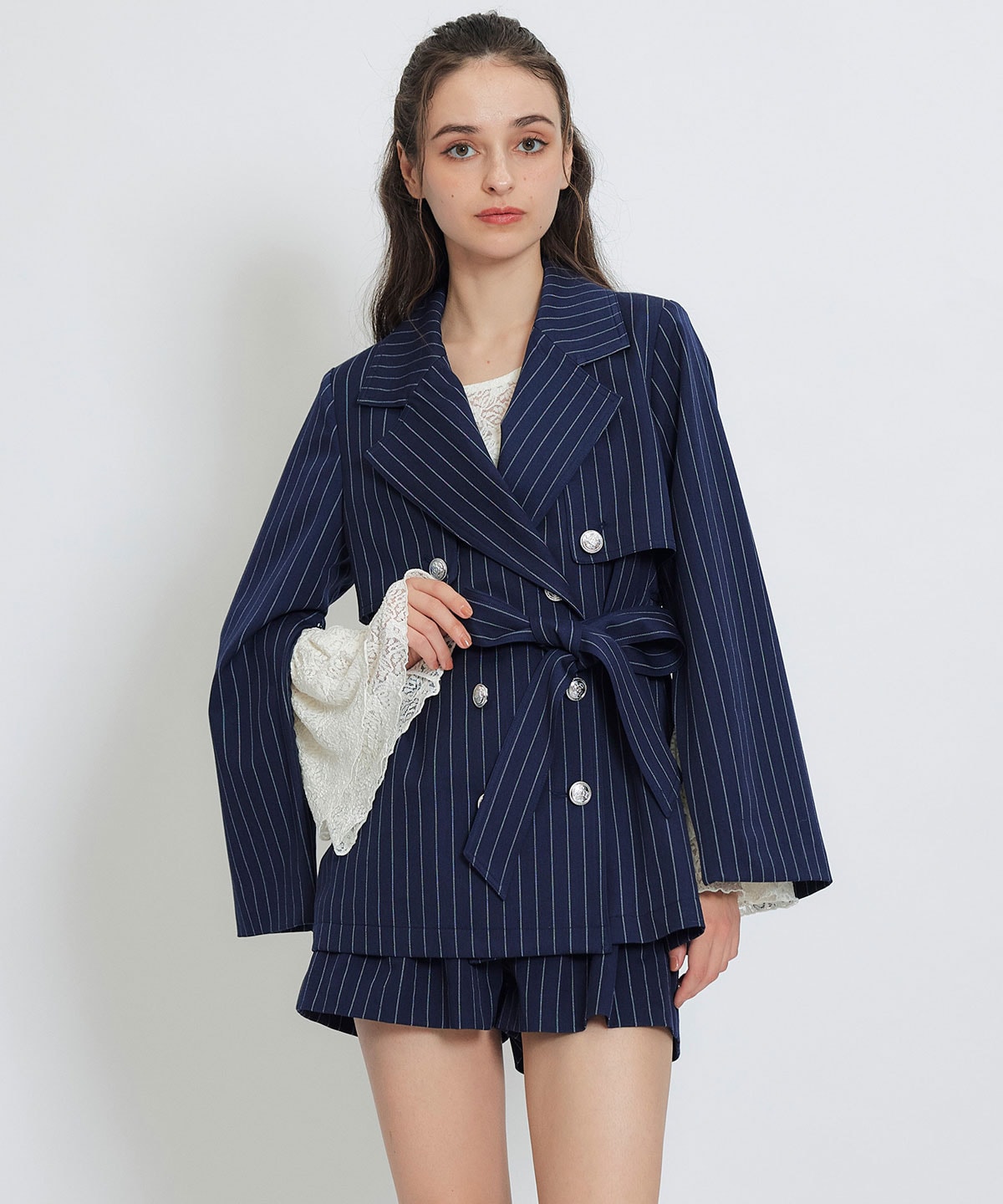 ボリュームスリーブシアーレースブラウス×ベーシックキャミソール