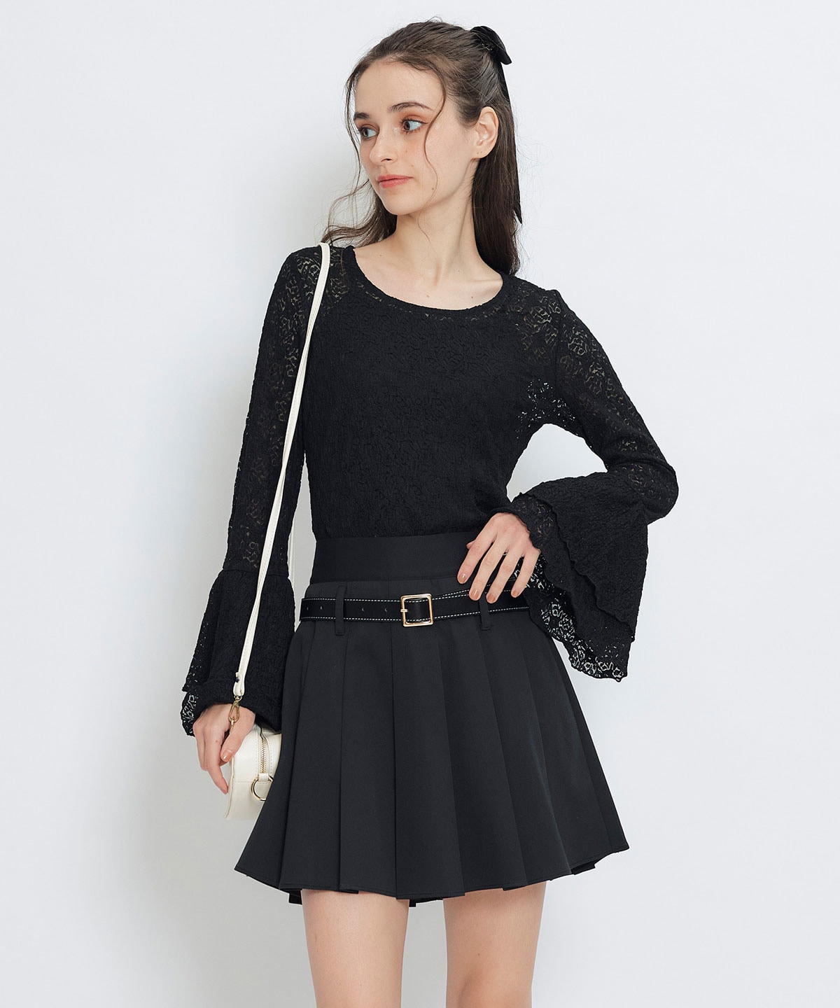 ボリュームスリーブシアーレースブラウス×ベーシックキャミソール