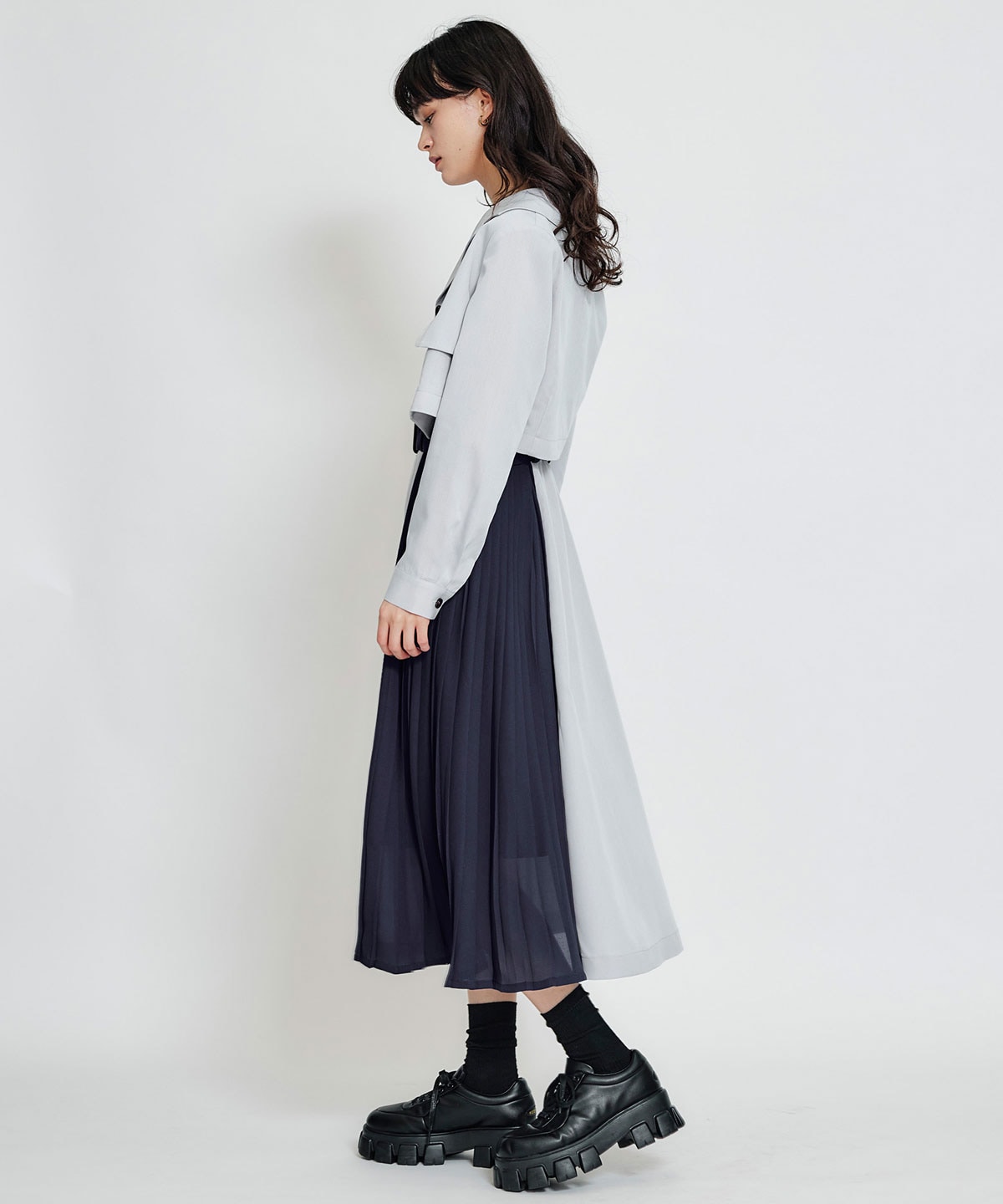 トレンチディティールショートシャツジャケット×バイカラープリーツフレアロングワンピースセットアップ