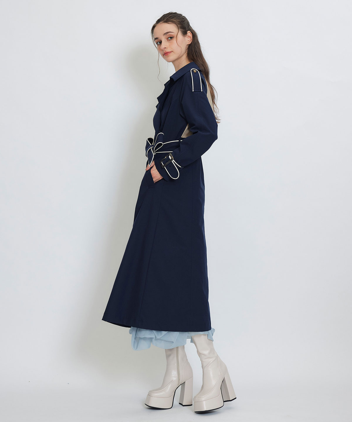 バックバイカラーパイピングベルトデザインロングトレンチコート