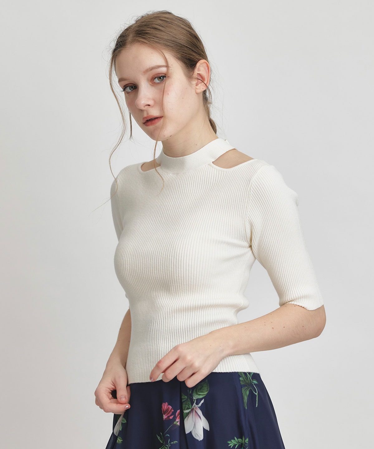 カットアウトハーフスリーブニットプルオーバー