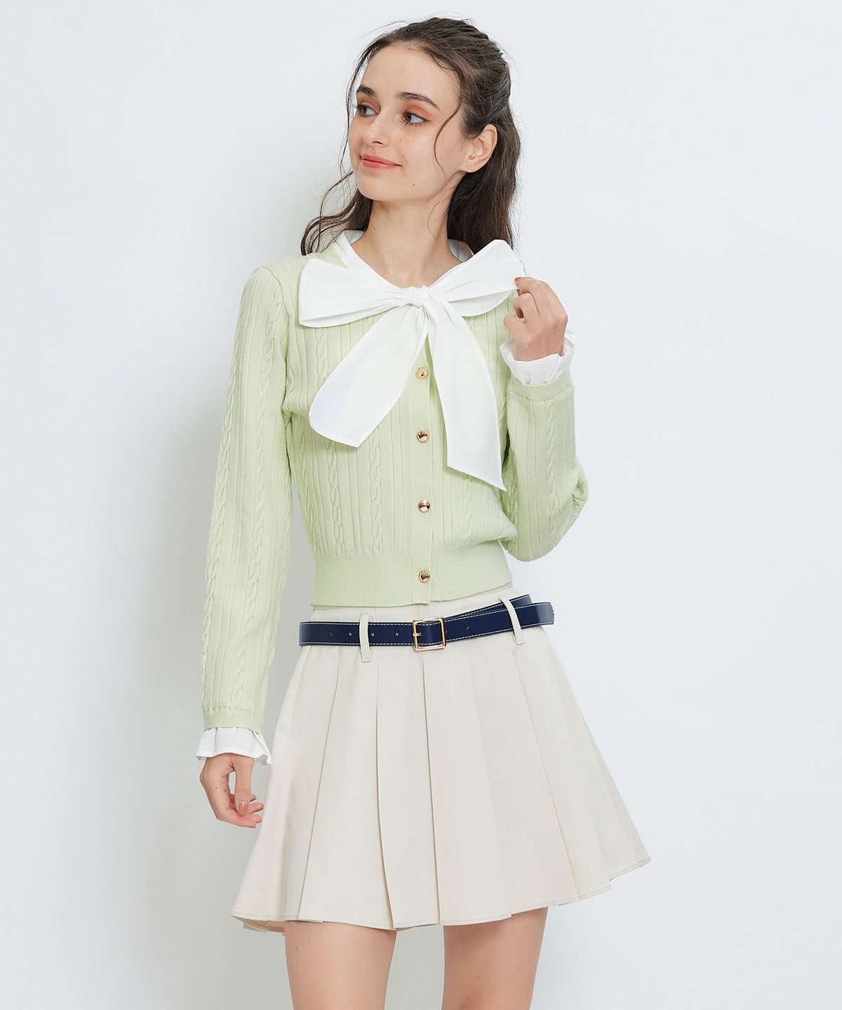 エンブレムボタンケーブルリボンタイニットトップス