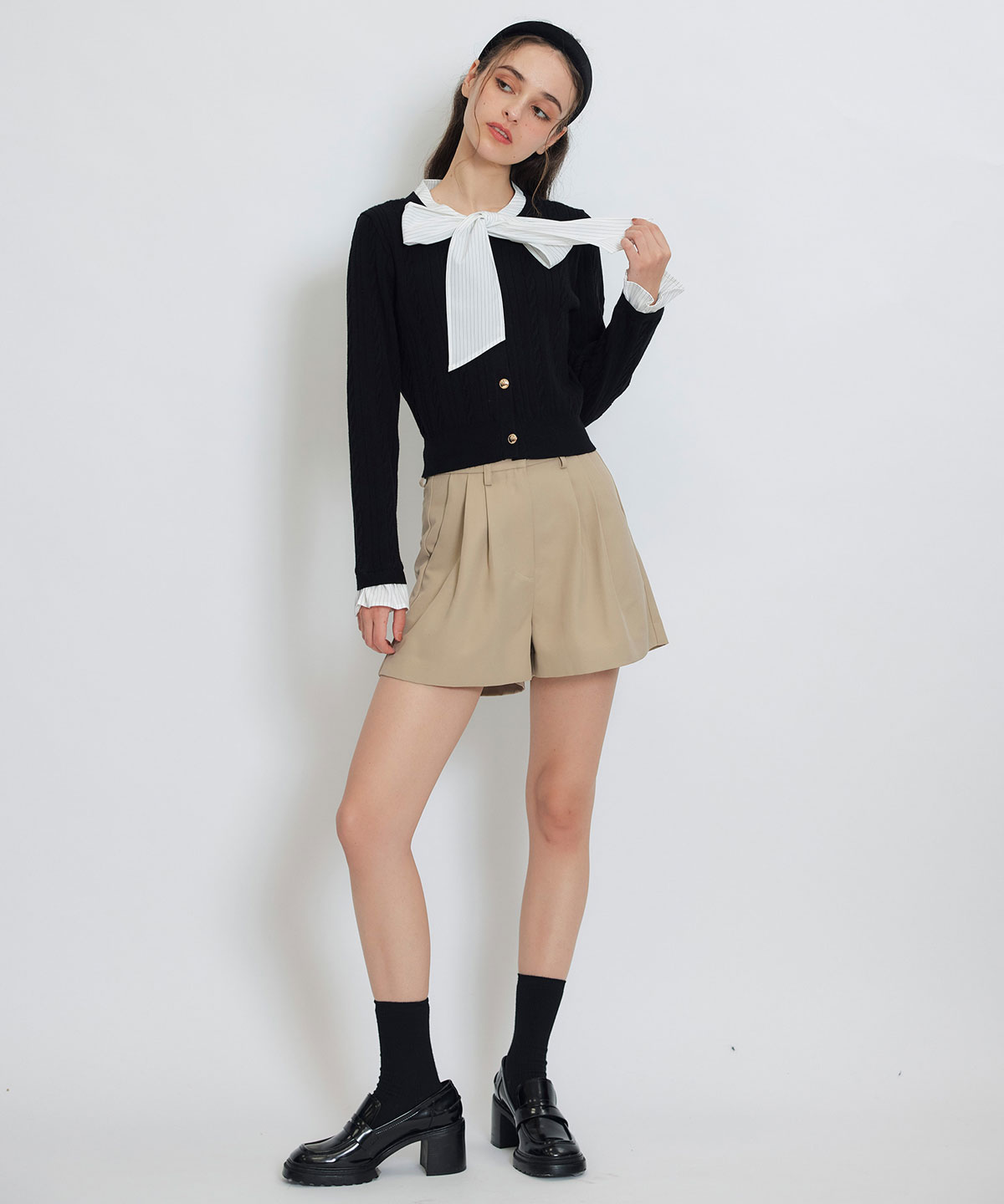 エンブレムボタンケーブルリボンタイニットトップス