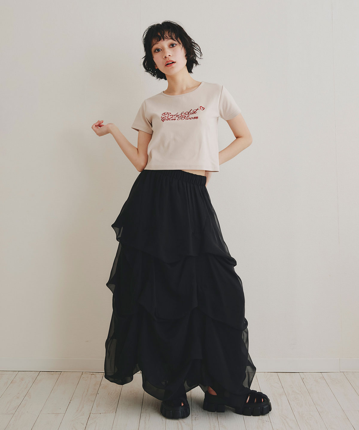 カリグラフィーロゴエンブロイダリークロップドTシャツ