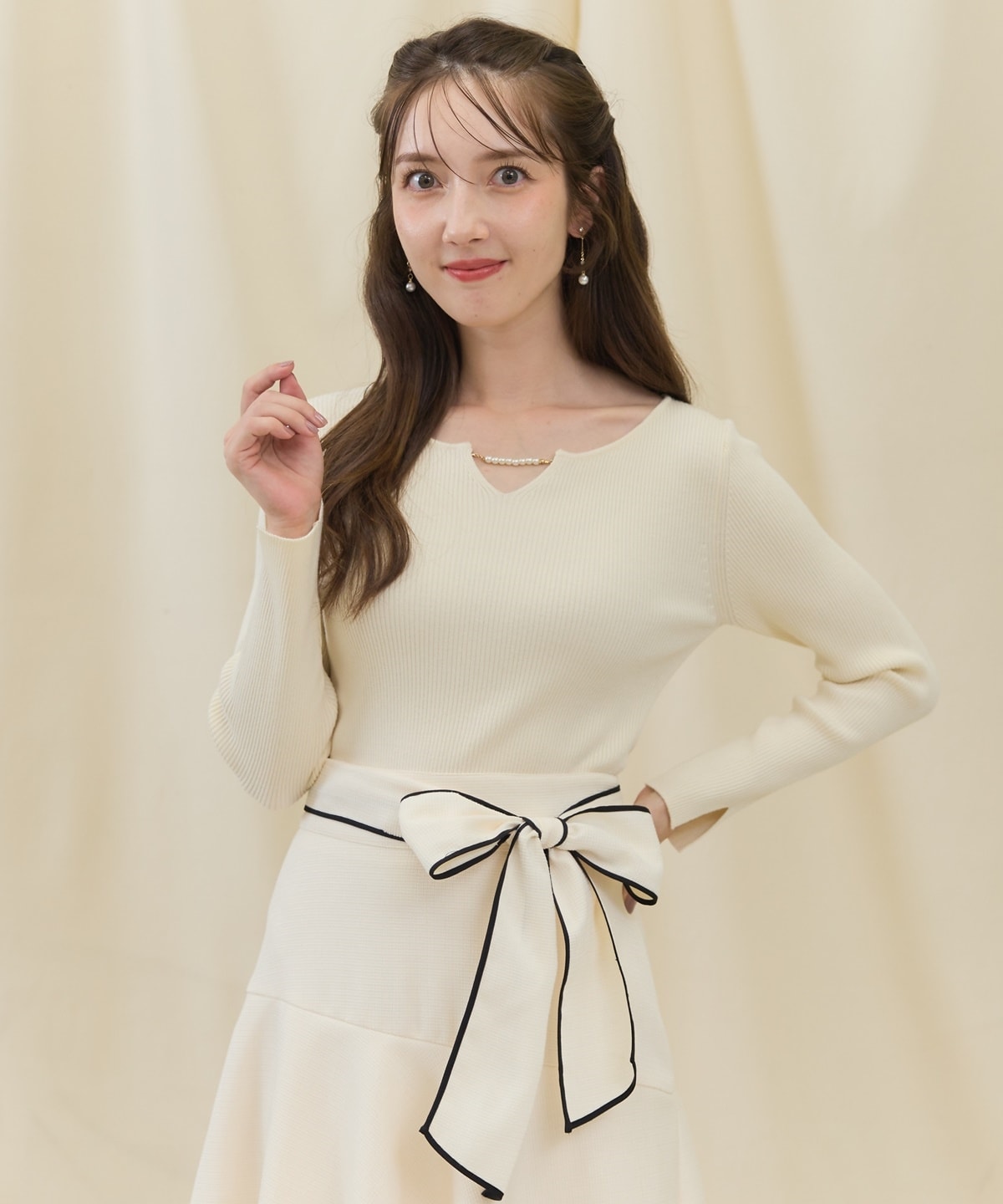 長袖パールキーネックニットプルオーバー