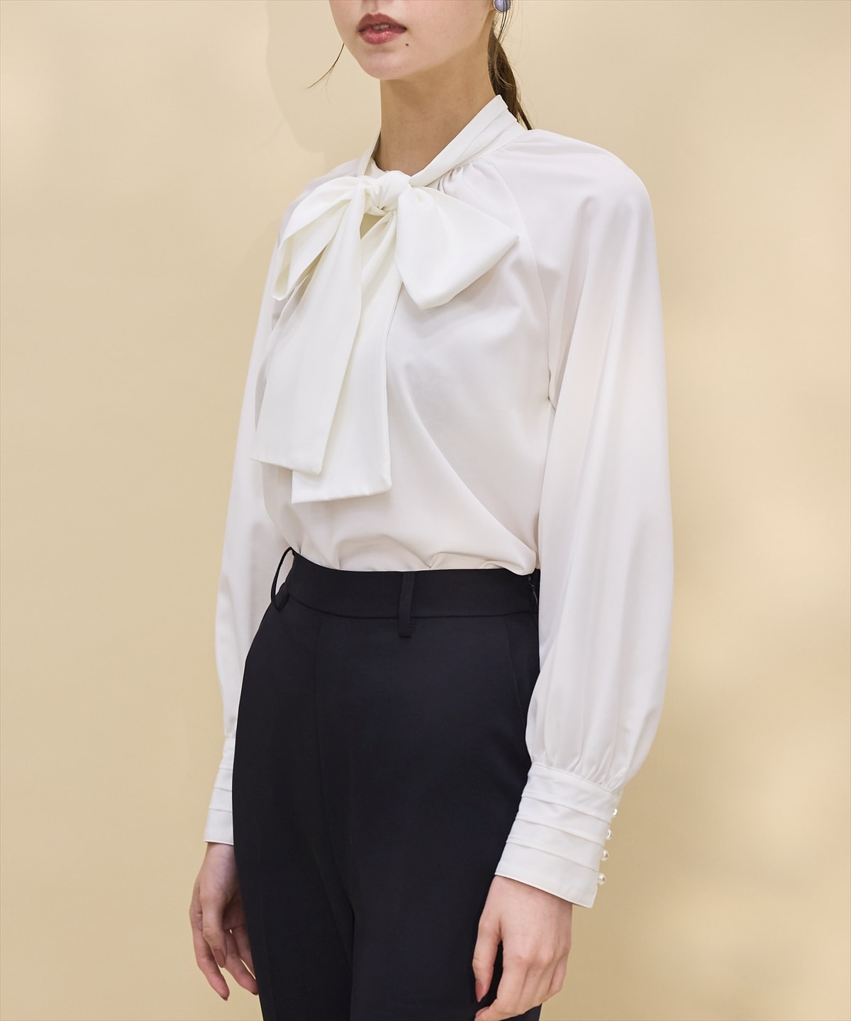 タックディテールボウタイブラウス